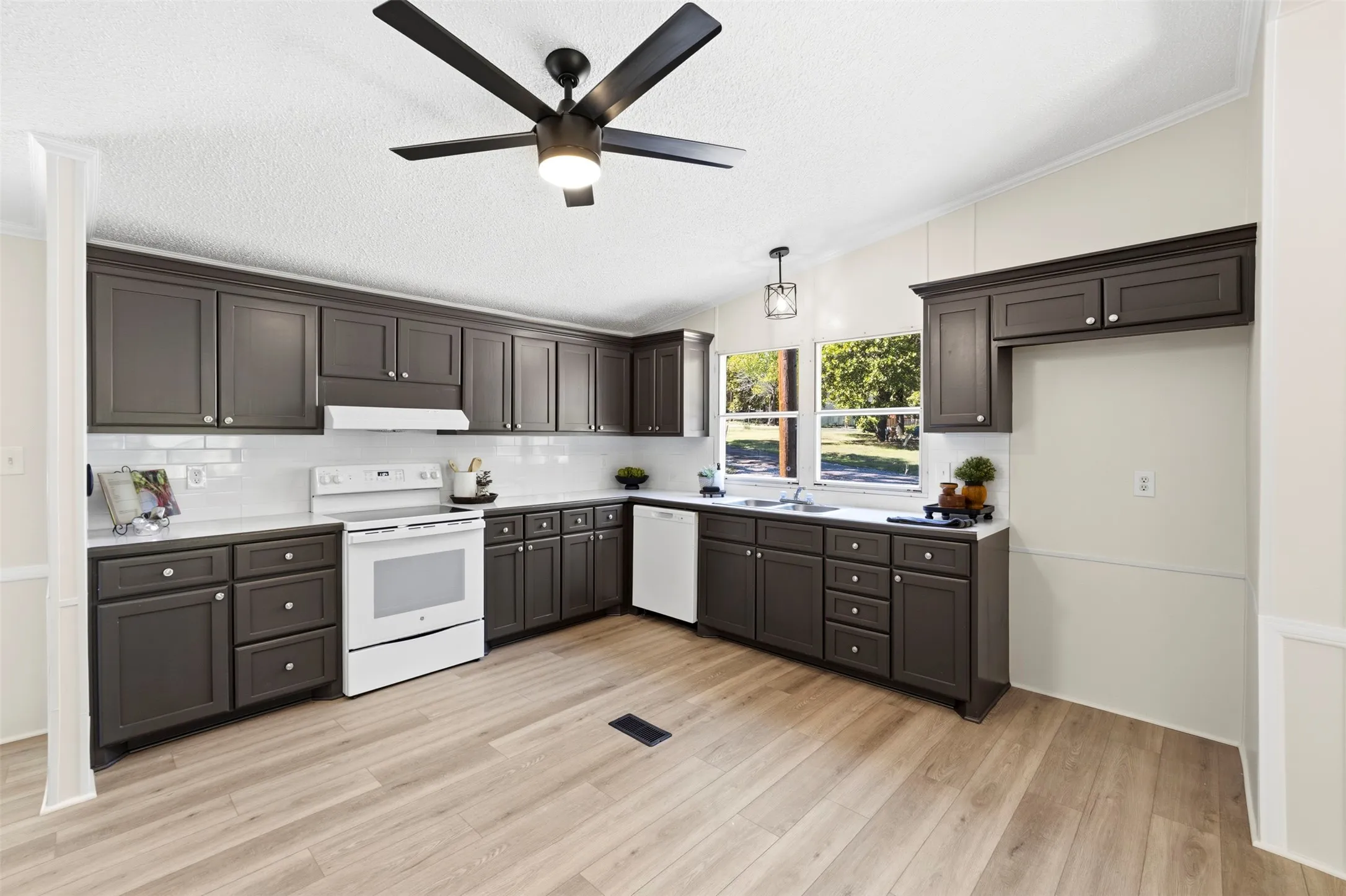 Mobile Home For Sale in Johnson County , 445 Fortune Road, Alvarado, Texas 76009, 3 Bedroom, 2 Bathroom, Garage spaces, 1,848 Sqft, built in 1997, mls#21404001, Real Estate Agent in Alvarado, Homes For Sale in Johnson county, Homes For Sale in Alvarado, Realtor in Alvarado Texas, Real Estate Brokerage Independent Realty Texas, Luminita Cordes Realtor