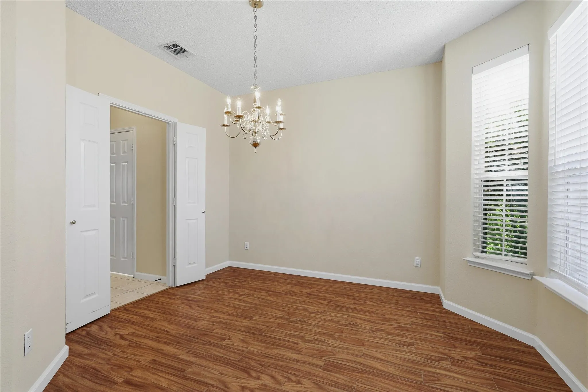 Single Family Residence For Sale in Dallas County , 1814 Oak Bend Lane, Garland, Texas 75040, 3 Bedroom, 3 Bathroom, 2 Garage spaces, 2,391 Sqft, built in 1998, mls#21407351, Real Estate Agent in Garland, Homes For Sale in Dallas county, Homes For Sale in Garland, Realtor in Garland Texas, Real Estate Brokerage Independent Realty Texas, Luminita Cordes Realtor