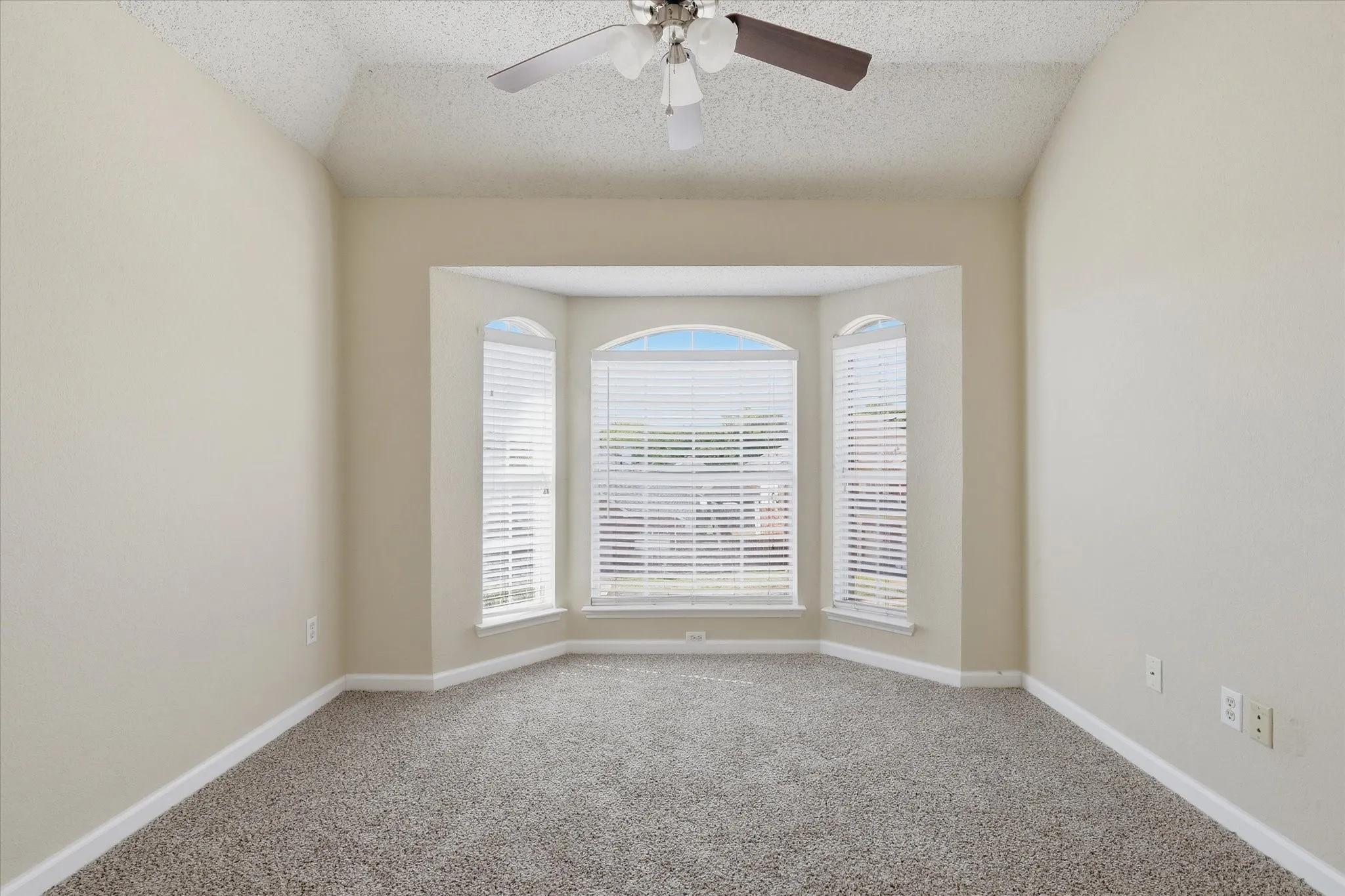 Single Family Residence For Sale in Dallas County , 1814 Oak Bend Lane, Garland, Texas 75040, 3 Bedroom, 3 Bathroom, 2 Garage spaces, 2,391 Sqft, built in 1998, mls#21407351, Real Estate Agent in Garland, Homes For Sale in Dallas county, Homes For Sale in Garland, Realtor in Garland Texas, Real Estate Brokerage Independent Realty Texas, Luminita Cordes Realtor