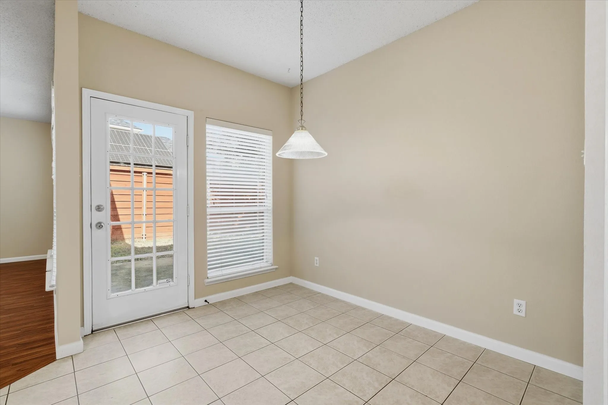 Single Family Residence For Sale in Dallas County , 1814 Oak Bend Lane, Garland, Texas 75040, 3 Bedroom, 3 Bathroom, 2 Garage spaces, 2,391 Sqft, built in 1998, mls#21407351, Real Estate Agent in Garland, Homes For Sale in Dallas county, Homes For Sale in Garland, Realtor in Garland Texas, Real Estate Brokerage Independent Realty Texas, Luminita Cordes Realtor