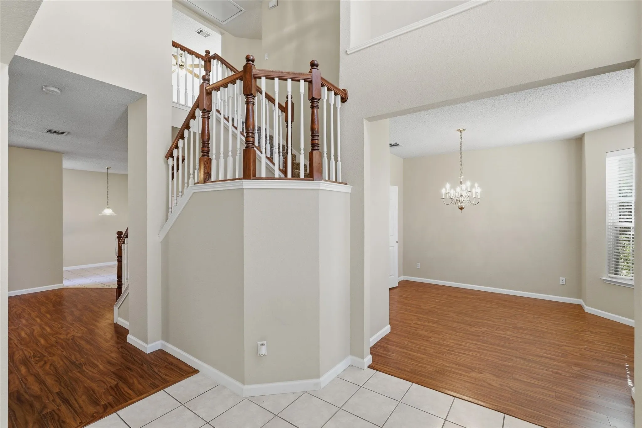 Single Family Residence For Sale in Dallas County , 1814 Oak Bend Lane, Garland, Texas 75040, 3 Bedroom, 3 Bathroom, 2 Garage spaces, 2,391 Sqft, built in 1998, mls#21407351, Real Estate Agent in Garland, Homes For Sale in Dallas county, Homes For Sale in Garland, Realtor in Garland Texas, Real Estate Brokerage Independent Realty Texas, Luminita Cordes Realtor