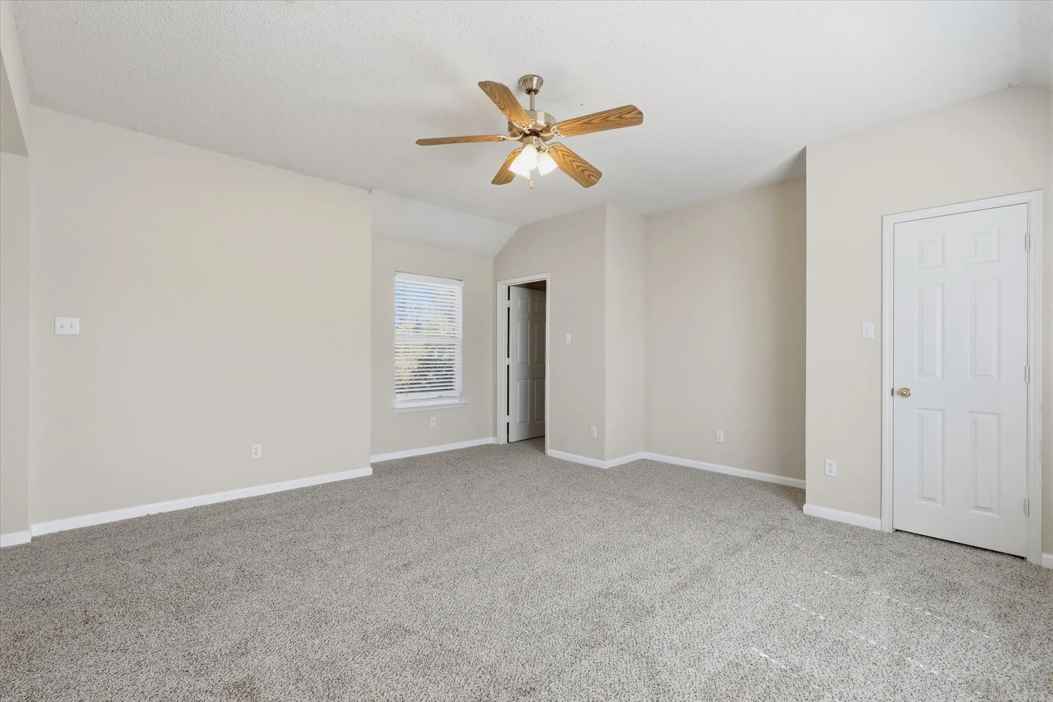 Single Family Residence For Sale in Dallas County , 1814 Oak Bend Lane, Garland, Texas 75040, 3 Bedroom, 3 Bathroom, 2 Garage spaces, 2,391 Sqft, built in 1998, mls#21407351, Real Estate Agent in Garland, Homes For Sale in Dallas county, Homes For Sale in Garland, Realtor in Garland Texas, Real Estate Brokerage Independent Realty Texas, Luminita Cordes Realtor
