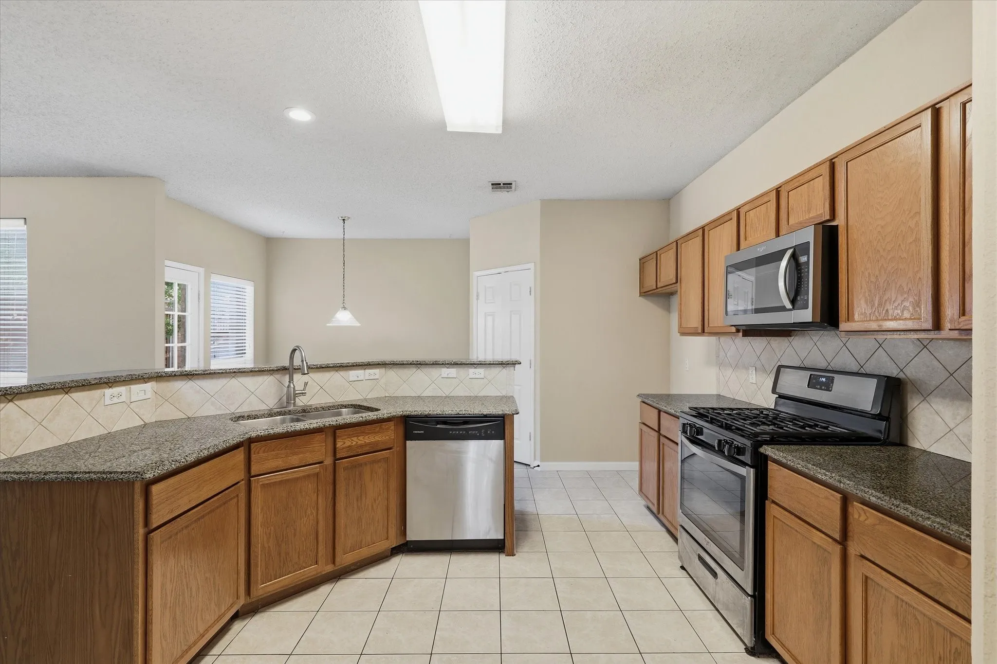 Single Family Residence For Sale in Dallas County , 1814 Oak Bend Lane, Garland, Texas 75040, 3 Bedroom, 3 Bathroom, 2 Garage spaces, 2,391 Sqft, built in 1998, mls#21407351, Real Estate Agent in Garland, Homes For Sale in Dallas county, Homes For Sale in Garland, Realtor in Garland Texas, Real Estate Brokerage Independent Realty Texas, Luminita Cordes Realtor