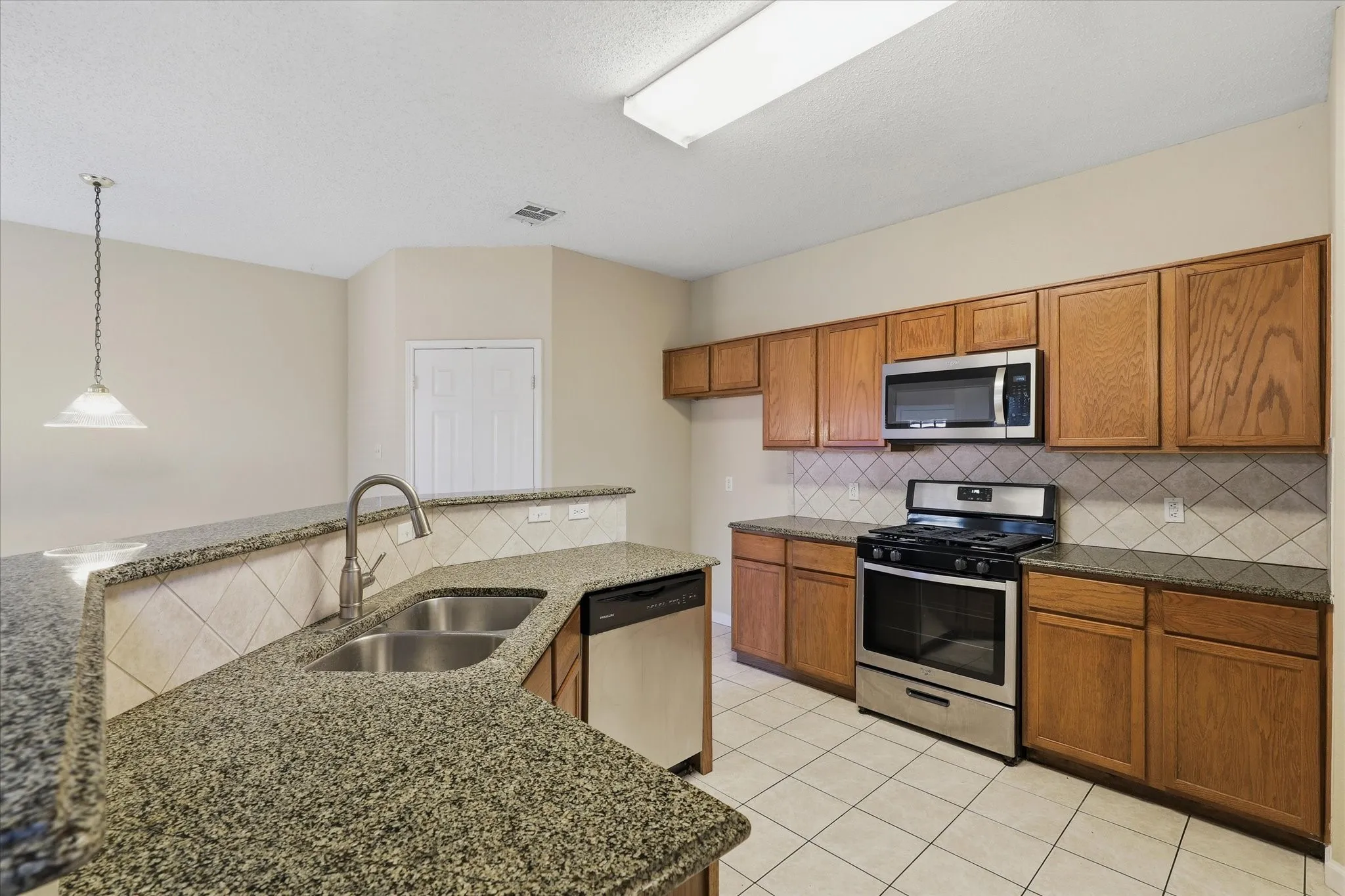 Single Family Residence For Sale in Dallas County , 1814 Oak Bend Lane, Garland, Texas 75040, 3 Bedroom, 3 Bathroom, 2 Garage spaces, 2,391 Sqft, built in 1998, mls#21407351, Real Estate Agent in Garland, Homes For Sale in Dallas county, Homes For Sale in Garland, Realtor in Garland Texas, Real Estate Brokerage Independent Realty Texas, Luminita Cordes Realtor