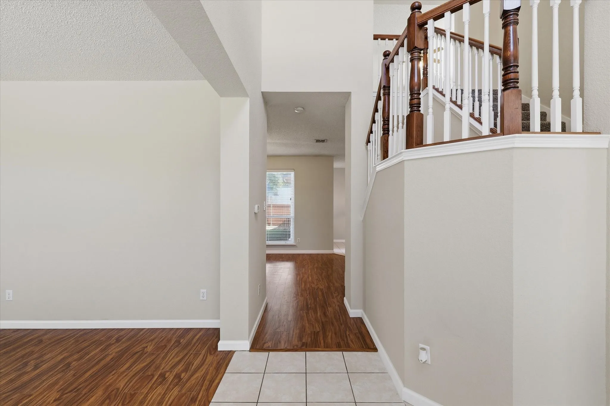 Single Family Residence For Sale in Dallas County , 1814 Oak Bend Lane, Garland, Texas 75040, 3 Bedroom, 3 Bathroom, 2 Garage spaces, 2,391 Sqft, built in 1998, mls#21407351, Real Estate Agent in Garland, Homes For Sale in Dallas county, Homes For Sale in Garland, Realtor in Garland Texas, Real Estate Brokerage Independent Realty Texas, Luminita Cordes Realtor