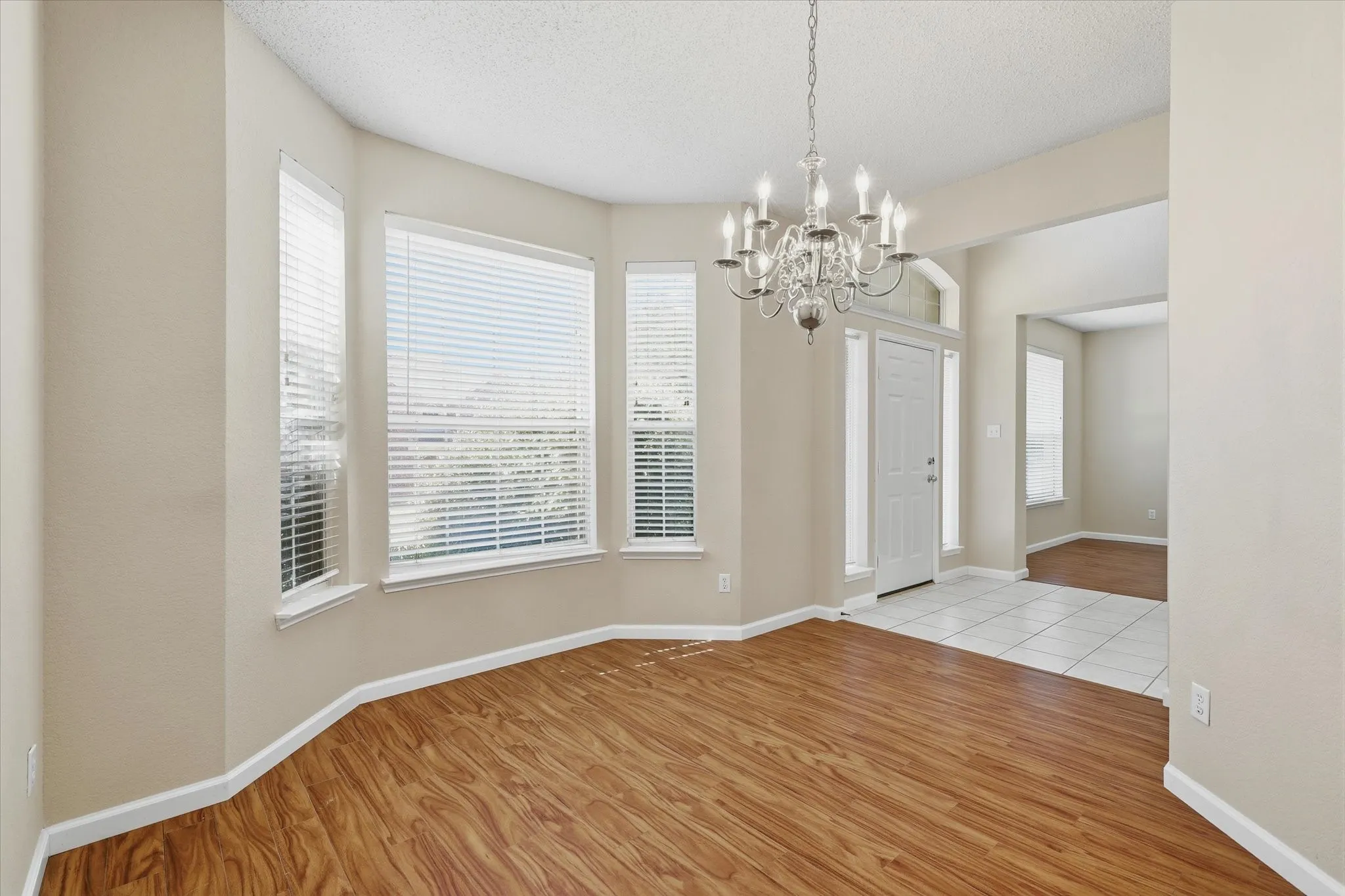 Single Family Residence For Sale in Dallas County , 1814 Oak Bend Lane, Garland, Texas 75040, 3 Bedroom, 3 Bathroom, 2 Garage spaces, 2,391 Sqft, built in 1998, mls#21407351, Real Estate Agent in Garland, Homes For Sale in Dallas county, Homes For Sale in Garland, Realtor in Garland Texas, Real Estate Brokerage Independent Realty Texas, Luminita Cordes Realtor