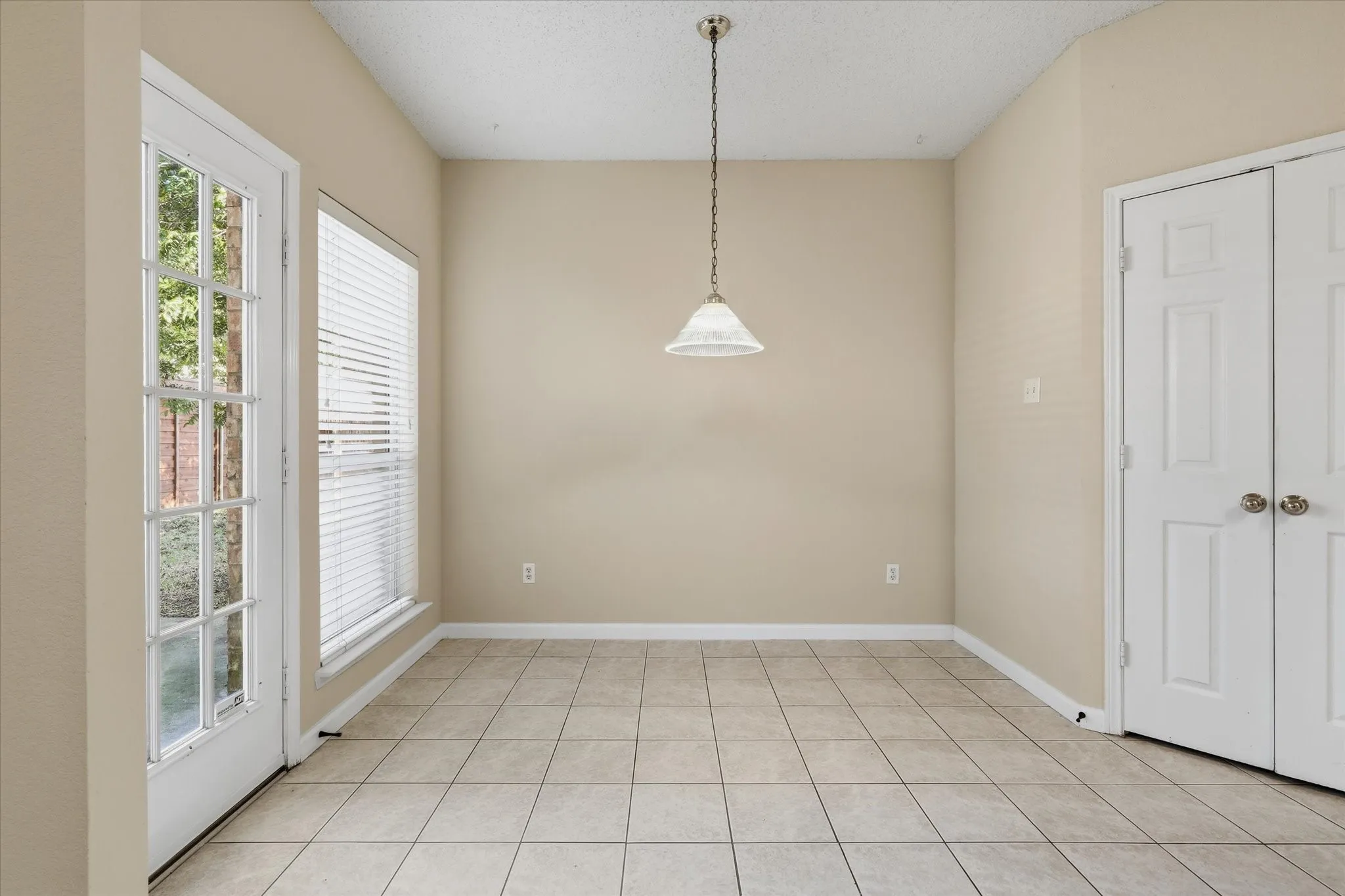 Single Family Residence For Sale in Dallas County , 1814 Oak Bend Lane, Garland, Texas 75040, 3 Bedroom, 3 Bathroom, 2 Garage spaces, 2,391 Sqft, built in 1998, mls#21407351, Real Estate Agent in Garland, Homes For Sale in Dallas county, Homes For Sale in Garland, Realtor in Garland Texas, Real Estate Brokerage Independent Realty Texas, Luminita Cordes Realtor