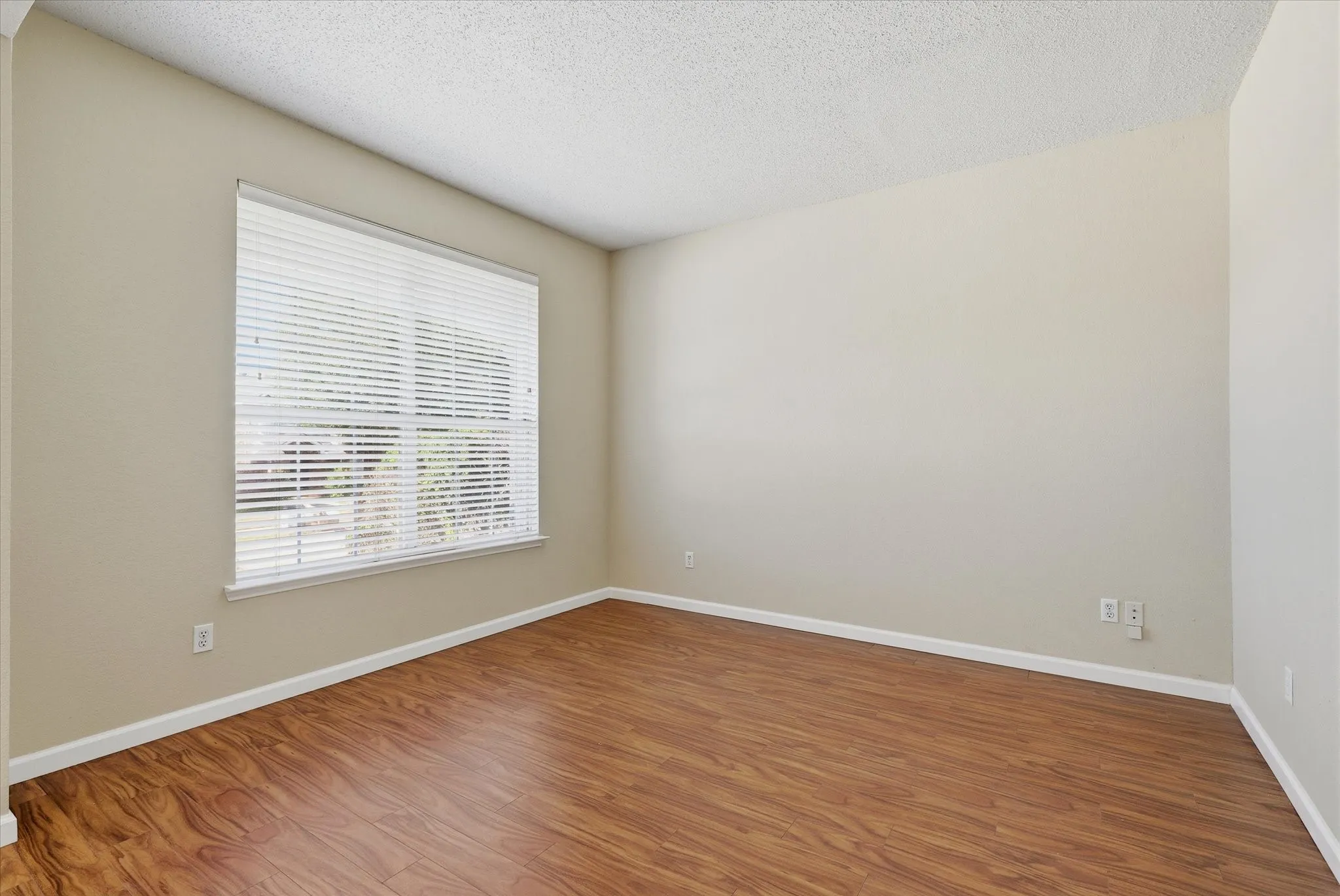 Single Family Residence For Sale in Dallas County , 1814 Oak Bend Lane, Garland, Texas 75040, 3 Bedroom, 3 Bathroom, 2 Garage spaces, 2,391 Sqft, built in 1998, mls#21407351, Real Estate Agent in Garland, Homes For Sale in Dallas county, Homes For Sale in Garland, Realtor in Garland Texas, Real Estate Brokerage Independent Realty Texas, Luminita Cordes Realtor