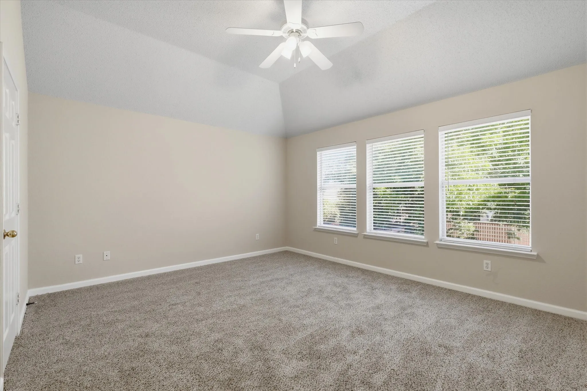 Single Family Residence For Sale in Dallas County , 1814 Oak Bend Lane, Garland, Texas 75040, 3 Bedroom, 3 Bathroom, 2 Garage spaces, 2,391 Sqft, built in 1998, mls#21407351, Real Estate Agent in Garland, Homes For Sale in Dallas county, Homes For Sale in Garland, Realtor in Garland Texas, Real Estate Brokerage Independent Realty Texas, Luminita Cordes Realtor