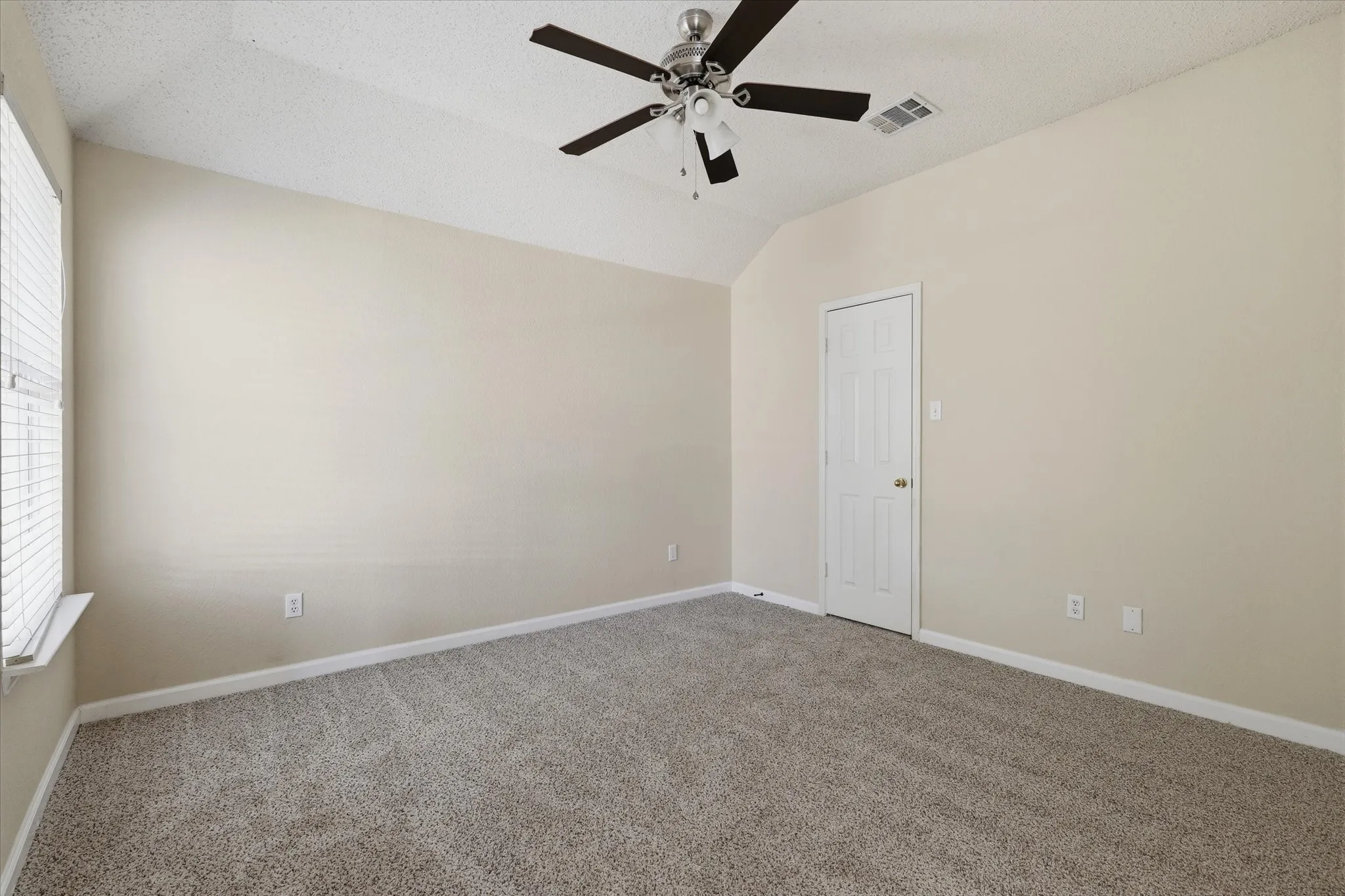 Single Family Residence For Sale in Dallas County , 1814 Oak Bend Lane, Garland, Texas 75040, 3 Bedroom, 3 Bathroom, 2 Garage spaces, 2,391 Sqft, built in 1998, mls#21407351, Real Estate Agent in Garland, Homes For Sale in Dallas county, Homes For Sale in Garland, Realtor in Garland Texas, Real Estate Brokerage Independent Realty Texas, Luminita Cordes Realtor