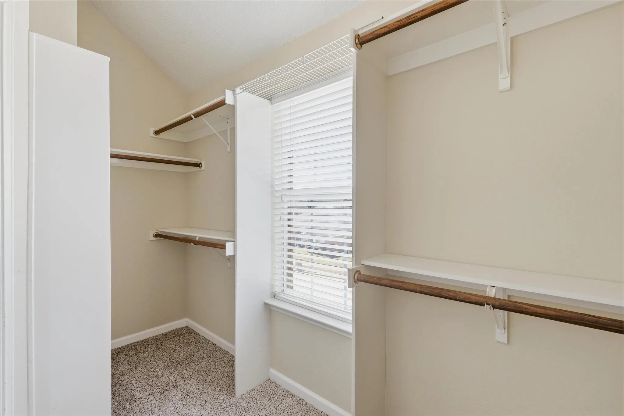 Single Family Residence For Sale in Dallas County , 1814 Oak Bend Lane, Garland, Texas 75040, 3 Bedroom, 3 Bathroom, 2 Garage spaces, 2,391 Sqft, built in 1998, mls#21407351, Real Estate Agent in Garland, Homes For Sale in Dallas county, Homes For Sale in Garland, Realtor in Garland Texas, Real Estate Brokerage Independent Realty Texas, Luminita Cordes Realtor