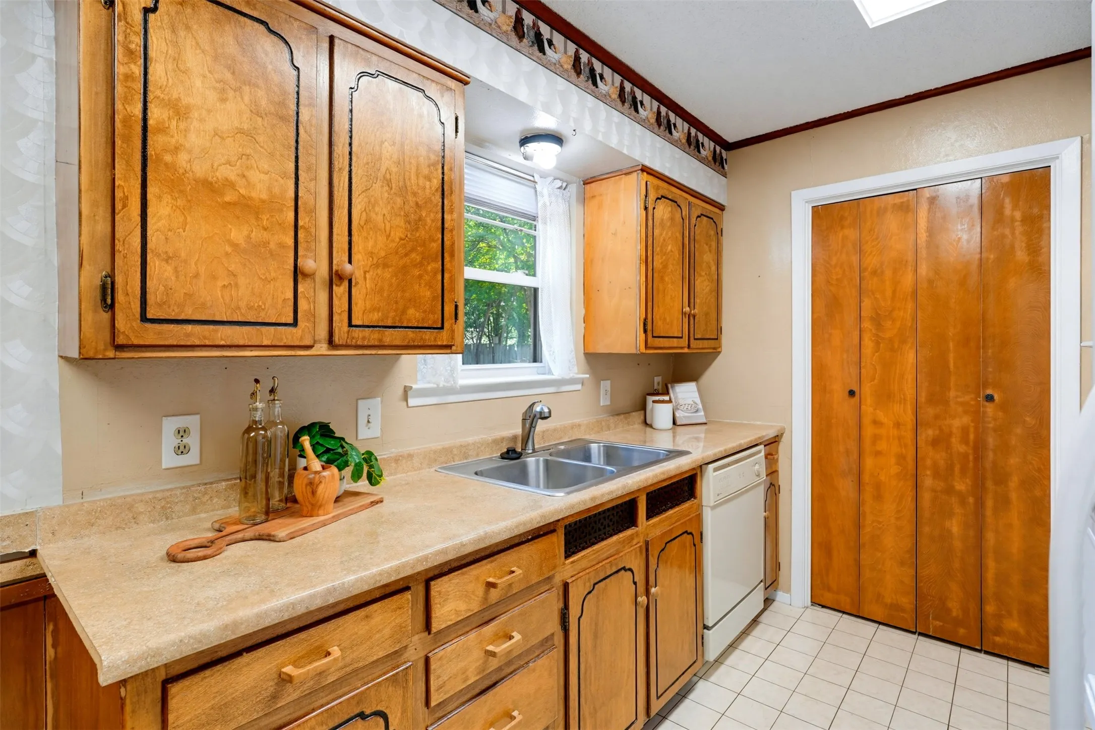 Single Family Residence For Sale in Tarrant County , 6616 Summertime Lane, Watauga, Texas 76148, 3 Bedroom, 2 Bathroom, 2 Garage spaces, 1,104 Sqft, built in 1967, mls#21407119, Real Estate Agent in Watauga, Homes For Sale in Tarrant county, Homes For Sale in Watauga, Realtor in Watauga Texas, Real Estate Brokerage Independent Realty Texas, Luminita Cordes Realtor