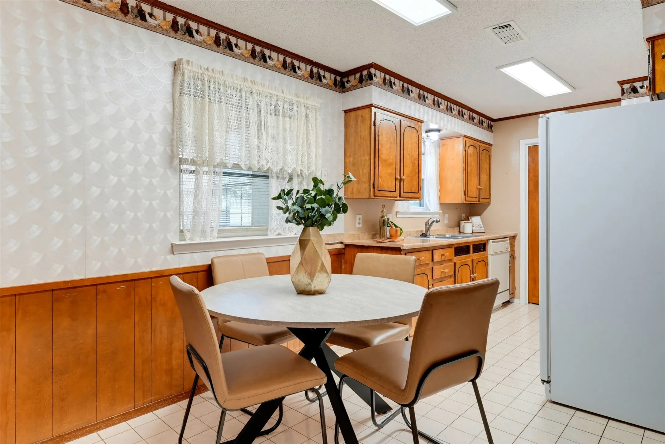 Single Family Residence For Sale in Tarrant County , 6616 Summertime Lane, Watauga, Texas 76148, 3 Bedroom, 2 Bathroom, 2 Garage spaces, 1,104 Sqft, built in 1967, mls#21407119, Real Estate Agent in Watauga, Homes For Sale in Tarrant county, Homes For Sale in Watauga, Realtor in Watauga Texas, Real Estate Brokerage Independent Realty Texas, Luminita Cordes Realtor