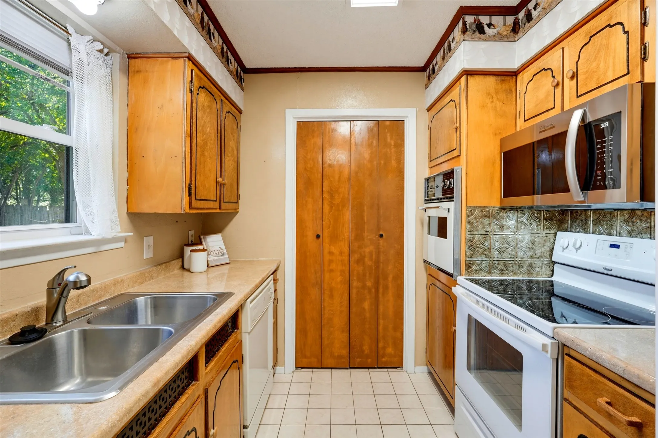 Single Family Residence For Sale in Tarrant County , 6616 Summertime Lane, Watauga, Texas 76148, 3 Bedroom, 2 Bathroom, 2 Garage spaces, 1,104 Sqft, built in 1967, mls#21407119, Real Estate Agent in Watauga, Homes For Sale in Tarrant county, Homes For Sale in Watauga, Realtor in Watauga Texas, Real Estate Brokerage Independent Realty Texas, Luminita Cordes Realtor
