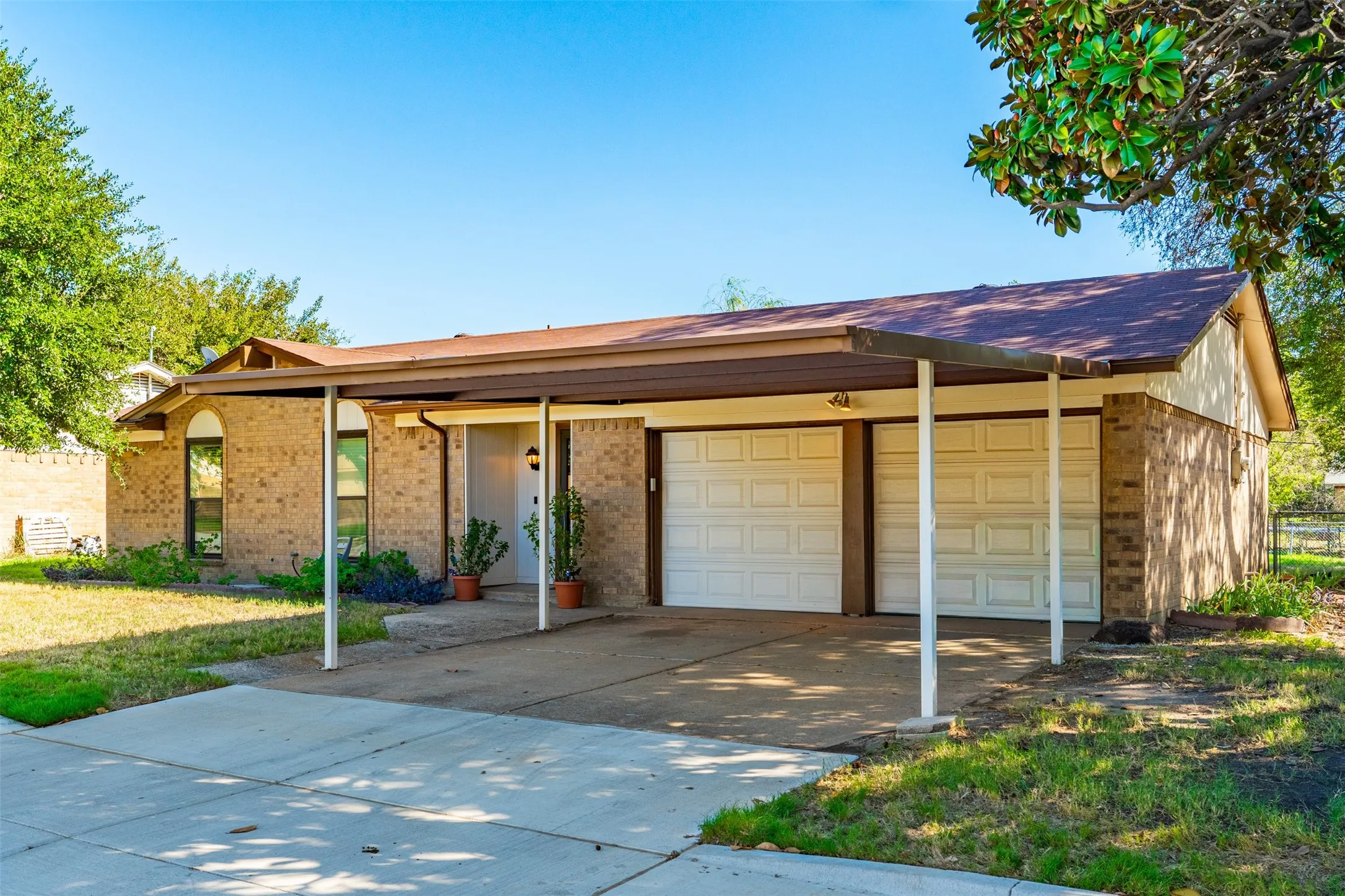 Single Family Residence For Sale in Tarrant County , 6616 Summertime Lane, Watauga, Texas 76148, 3 Bedroom, 2 Bathroom, 2 Garage spaces, 1,104 Sqft, built in 1967, mls#21407119, Real Estate Agent in Watauga, Homes For Sale in Tarrant county, Homes For Sale in Watauga, Realtor in Watauga Texas, Real Estate Brokerage Independent Realty Texas, Luminita Cordes Realtor