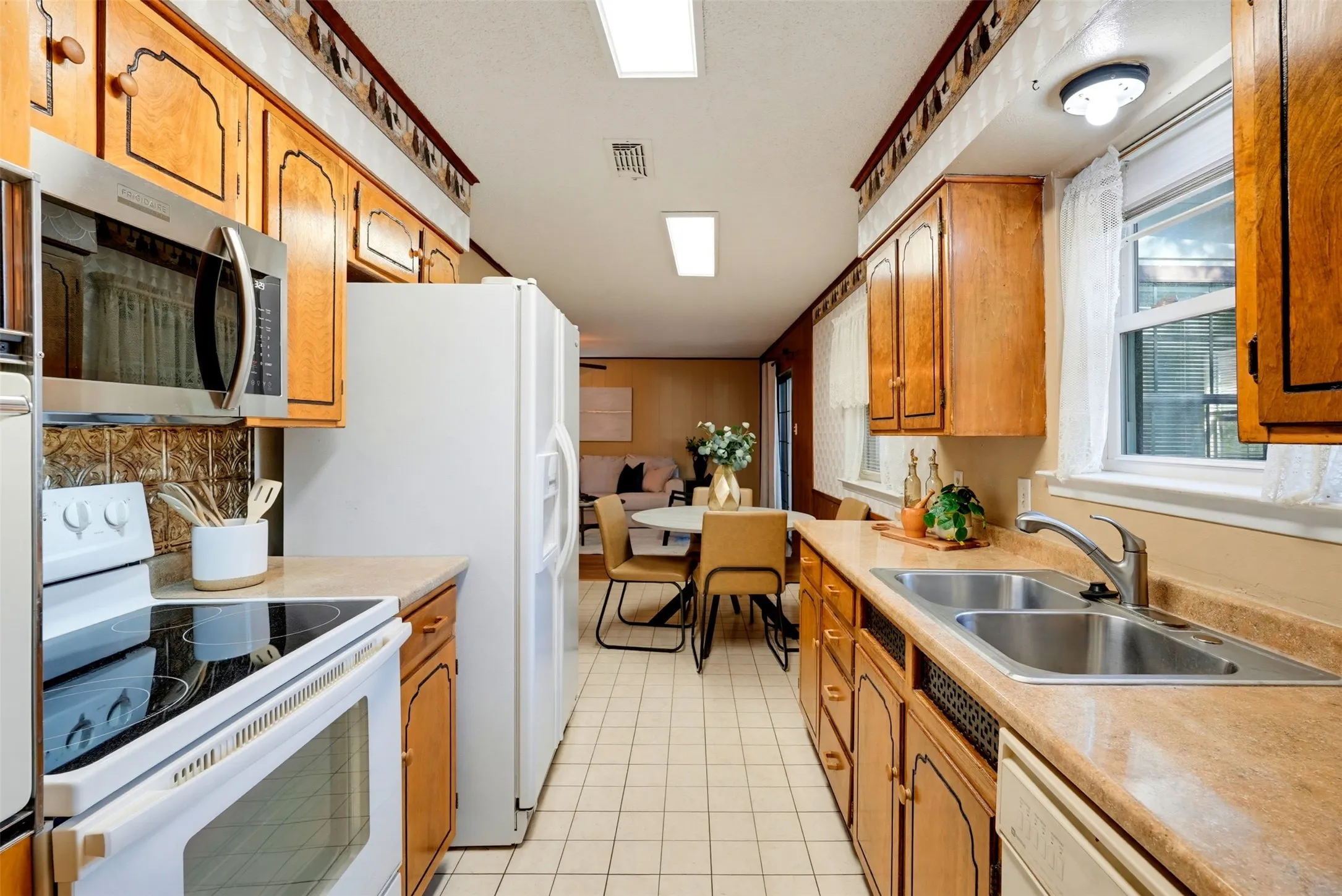 Single Family Residence For Sale in Tarrant County , 6616 Summertime Lane, Watauga, Texas 76148, 3 Bedroom, 2 Bathroom, 2 Garage spaces, 1,104 Sqft, built in 1967, mls#21407119, Real Estate Agent in Watauga, Homes For Sale in Tarrant county, Homes For Sale in Watauga, Realtor in Watauga Texas, Real Estate Brokerage Independent Realty Texas, Luminita Cordes Realtor