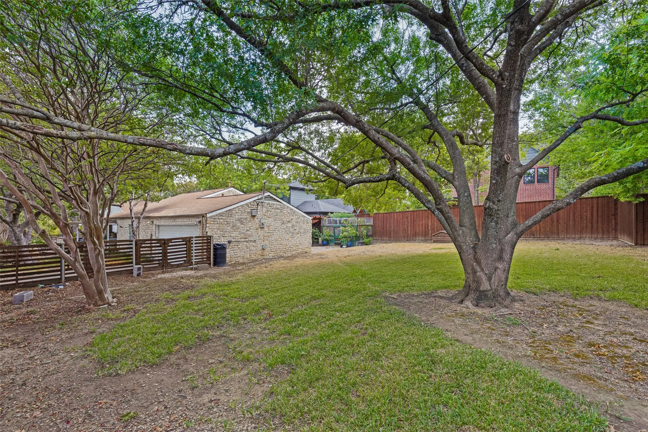 Single Family Residence For Sale in Dallas County , 9345 E Lake Highlands Drive, Dallas, Texas 75218, 3 Bedroom, 3 Bathroom, 2 Garage spaces, 2,487 Sqft, built in 1955, mls#21401345, Real Estate Agent in Dallas, Homes For Sale in Dallas county, Homes For Sale in Dallas, Realtor in Dallas Texas, Real Estate Brokerage Independent Realty Texas, Luminita Cordes Realtor