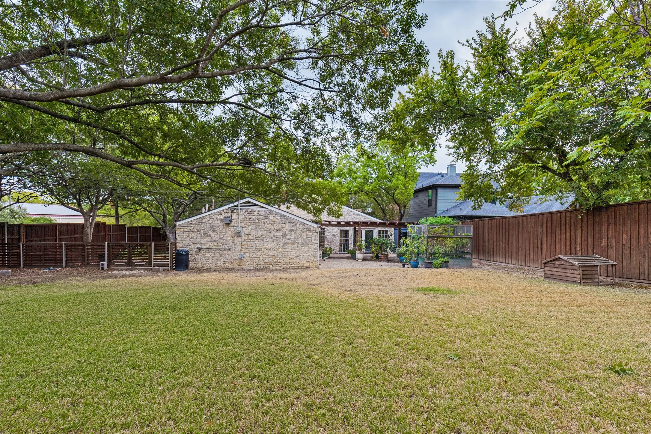 Single Family Residence For Sale in Dallas County , 9345 E Lake Highlands Drive, Dallas, Texas 75218, 3 Bedroom, 3 Bathroom, 2 Garage spaces, 2,487 Sqft, built in 1955, mls#21401345, Real Estate Agent in Dallas, Homes For Sale in Dallas county, Homes For Sale in Dallas, Realtor in Dallas Texas, Real Estate Brokerage Independent Realty Texas, Luminita Cordes Realtor