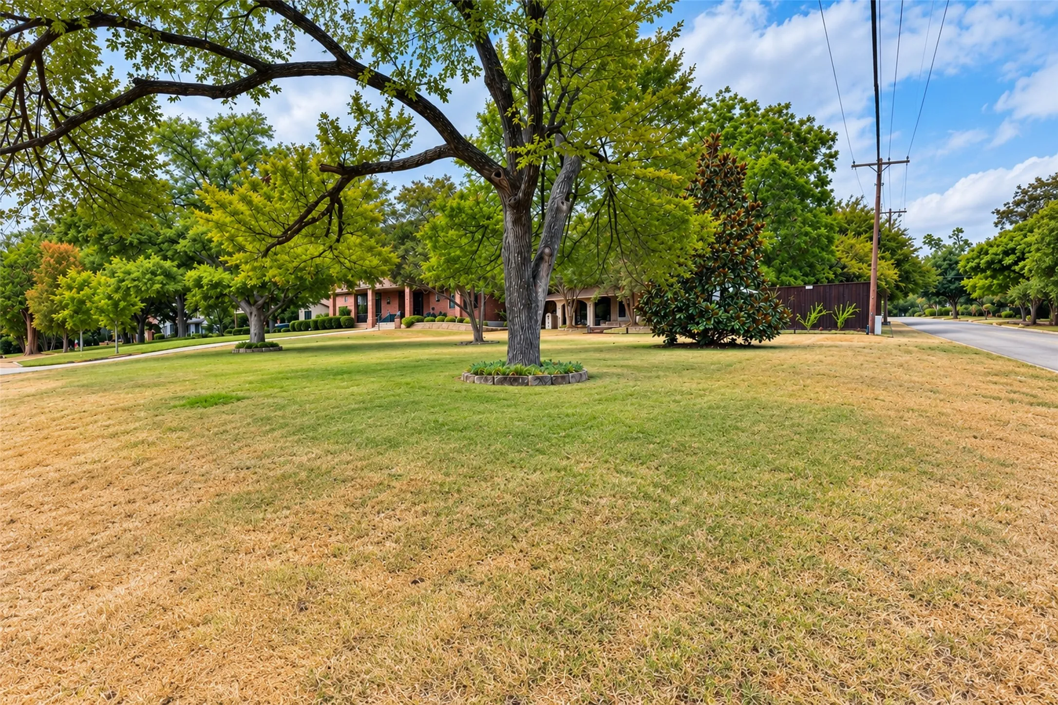 Single Family Residence For Sale in Dallas County , 9345 E Lake Highlands Drive, Dallas, Texas 75218, 3 Bedroom, 3 Bathroom, 2 Garage spaces, 2,487 Sqft, built in 1955, mls#21401345, Real Estate Agent in Dallas, Homes For Sale in Dallas county, Homes For Sale in Dallas, Realtor in Dallas Texas, Real Estate Brokerage Independent Realty Texas, Luminita Cordes Realtor