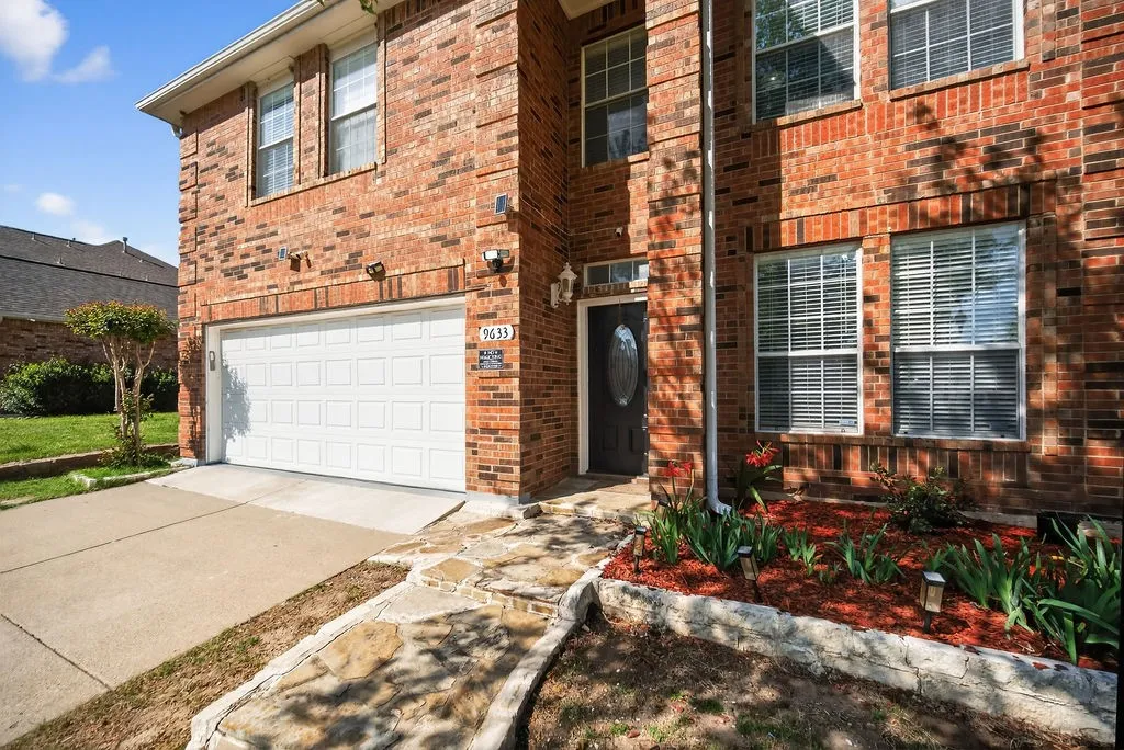 Single Family Residence For Rent in Collin County , 9633 Anns Way, Plano, Texas 75025, 3 Bedroom, 3 Bathroom, 2 Garage spaces, 1,980 Sqft, built in 2001, mls#21406265, Real Estate Agent in Plano, Homes For Rent in Collin county, Homes For Rent in Plano, Realtor in Plano Texas, Real Estate Brokerage Independent Realty Texas, Luminita Cordes Realtor