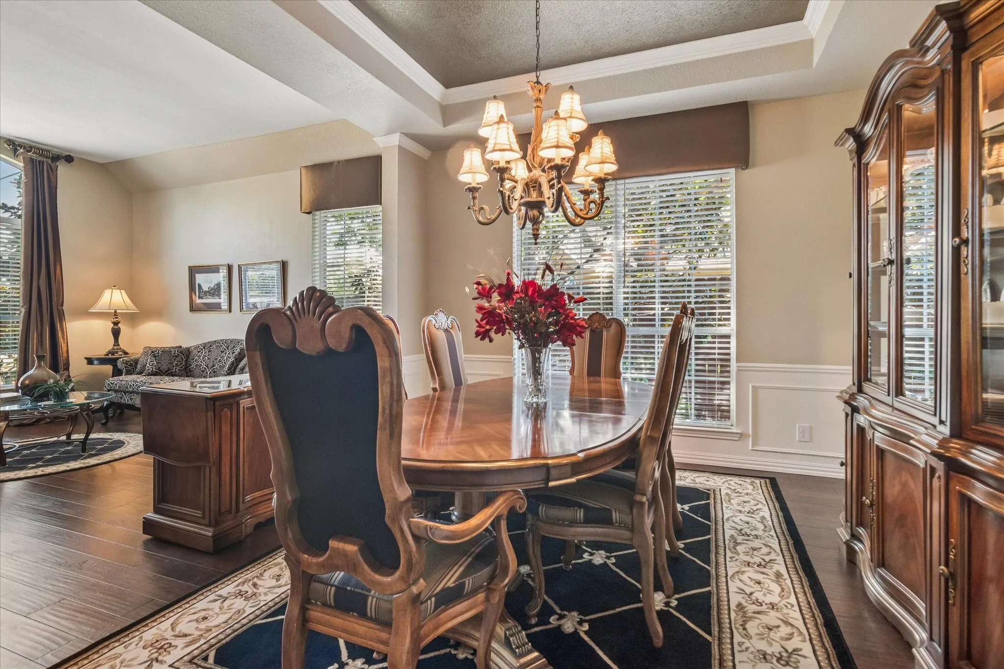 Tray ceiling with recessed lighting