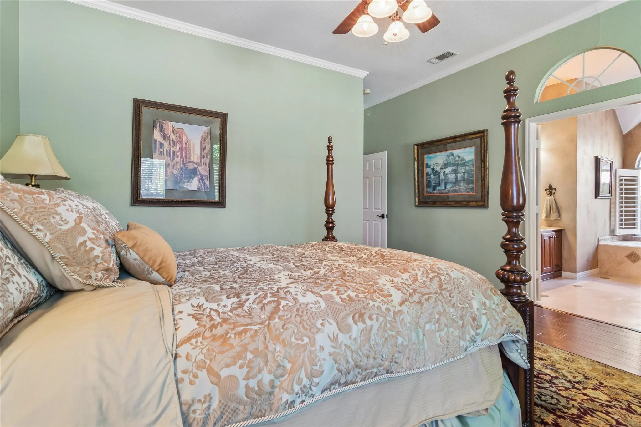 Tray ceiling with crown molding