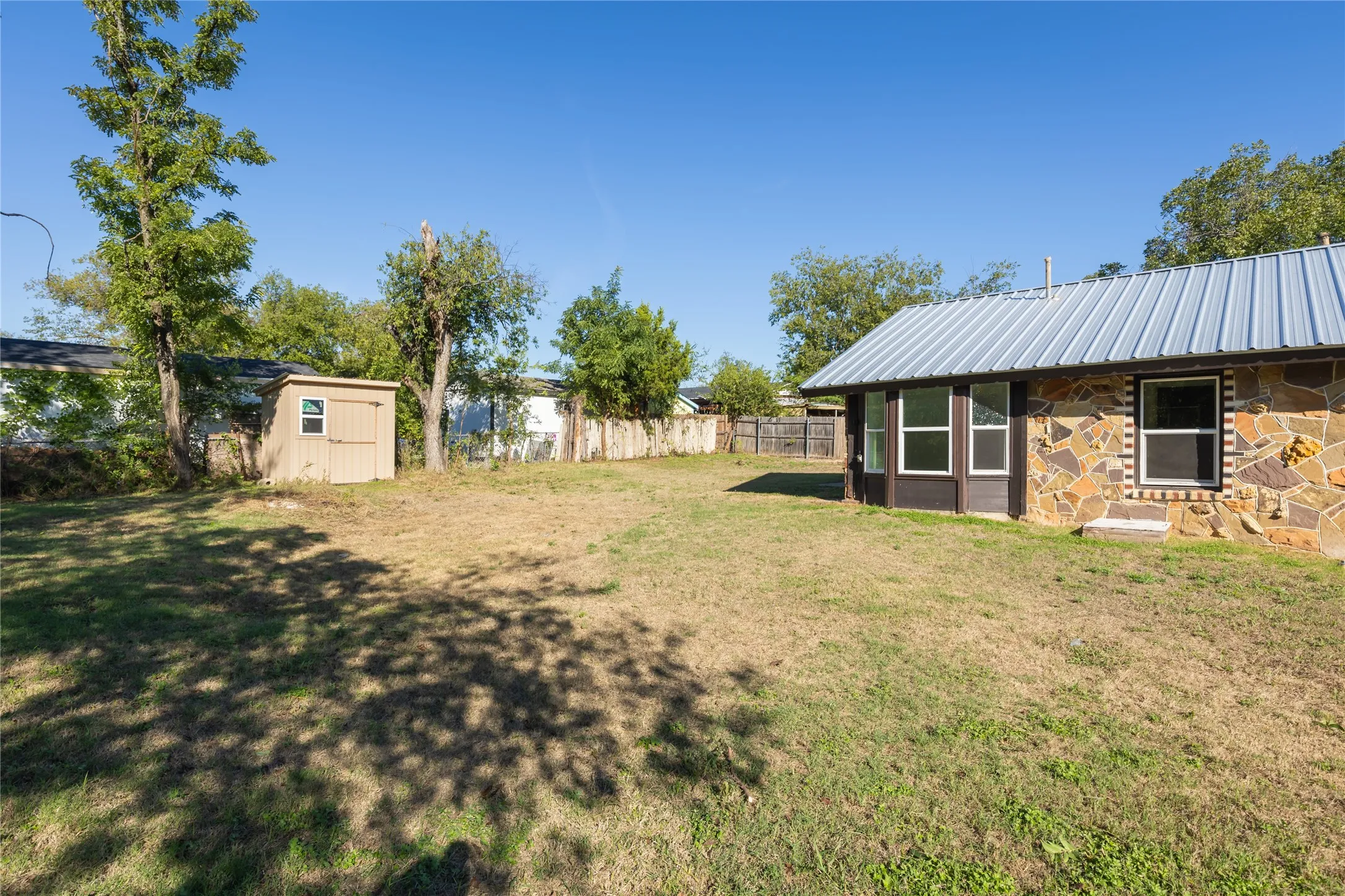 Single Family Residence For Sale in Parker County , 709 N Rusk Street, Weatherford, Texas 76086, 3 Bedroom, 2 Bathroom, Garage spaces, 1,036 Sqft, built in 1946, mls#21402075, Real Estate Agent in Weatherford, Homes For Sale in Parker county, Homes For Sale in Weatherford, Realtor in Weatherford Texas, Real Estate Brokerage Independent Realty Texas, Luminita Cordes Realtor