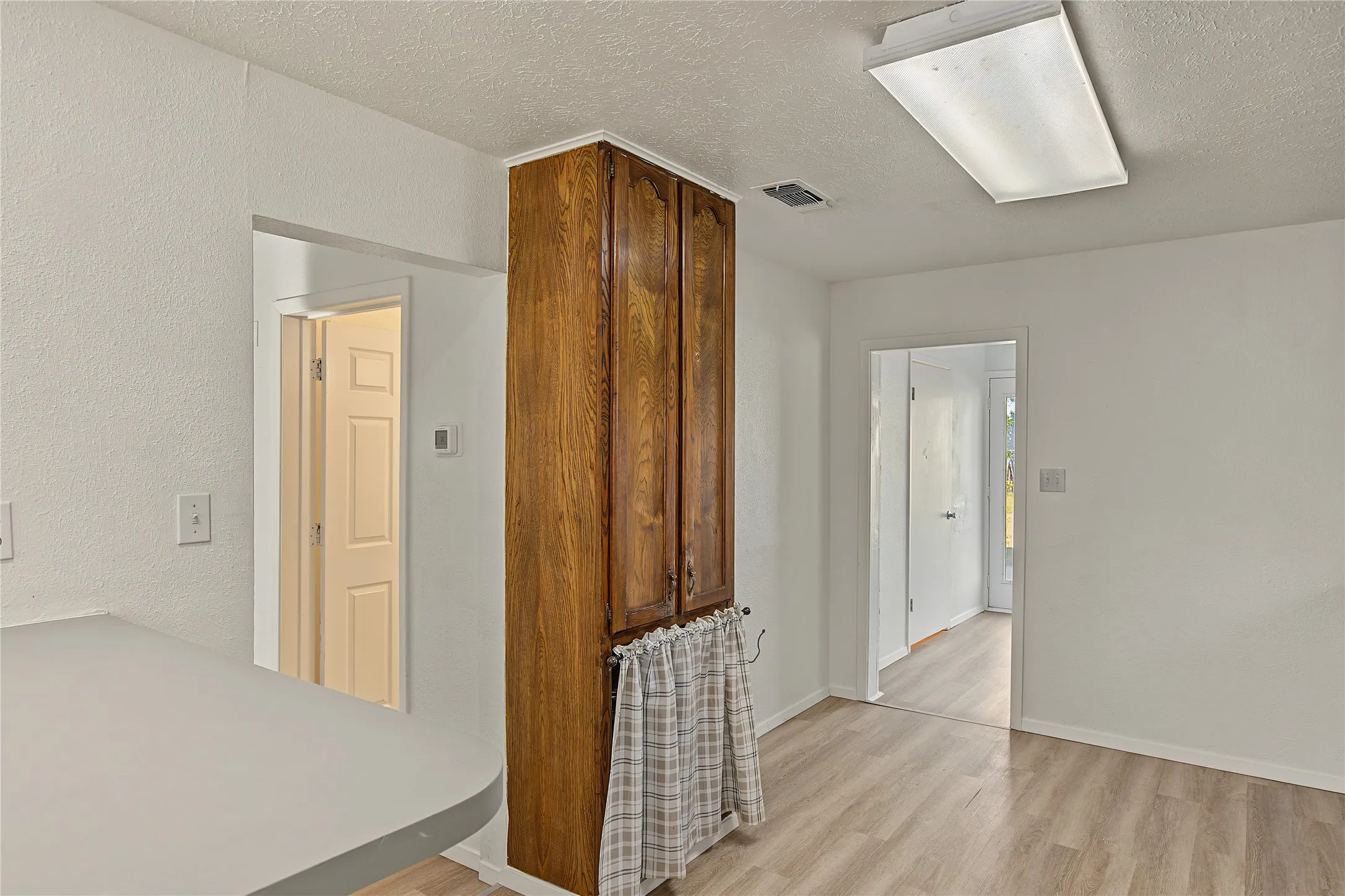 Single Family Residence For Sale in Parker County , 709 N Rusk Street, Weatherford, Texas 76086, 3 Bedroom, 2 Bathroom, Garage spaces, 1,036 Sqft, built in 1946, mls#21402075, Real Estate Agent in Weatherford, Homes For Sale in Parker county, Homes For Sale in Weatherford, Realtor in Weatherford Texas, Real Estate Brokerage Independent Realty Texas, Luminita Cordes Realtor
