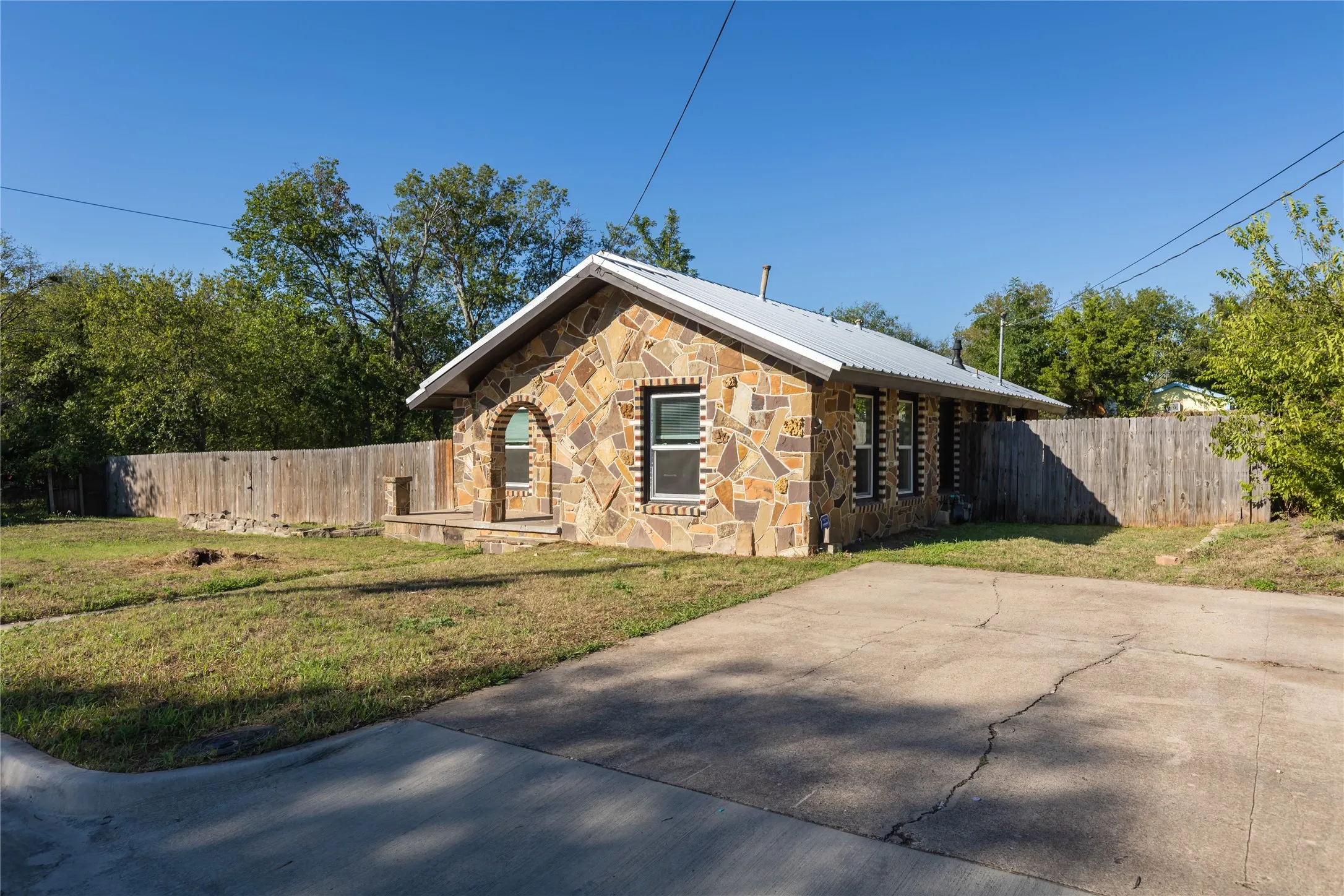Single Family Residence For Sale in Parker County , 709 N Rusk Street, Weatherford, Texas 76086, 3 Bedroom, 2 Bathroom, Garage spaces, 1,036 Sqft, built in 1946, mls#21402075, Real Estate Agent in Weatherford, Homes For Sale in Parker county, Homes For Sale in Weatherford, Realtor in Weatherford Texas, Real Estate Brokerage Independent Realty Texas, Luminita Cordes Realtor