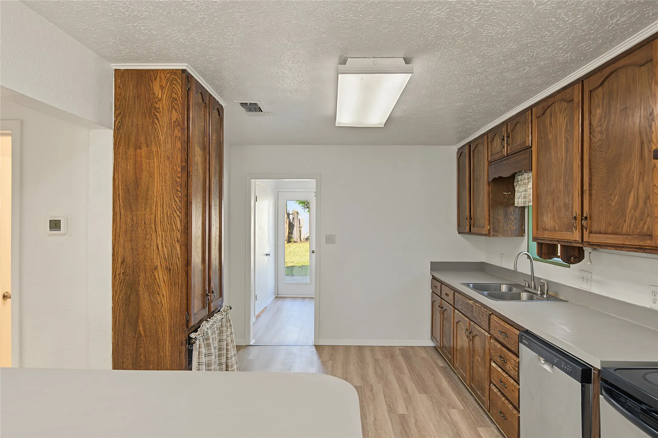 Single Family Residence For Sale in Parker County , 709 N Rusk Street, Weatherford, Texas 76086, 3 Bedroom, 2 Bathroom, Garage spaces, 1,036 Sqft, built in 1946, mls#21402075, Real Estate Agent in Weatherford, Homes For Sale in Parker county, Homes For Sale in Weatherford, Realtor in Weatherford Texas, Real Estate Brokerage Independent Realty Texas, Luminita Cordes Realtor