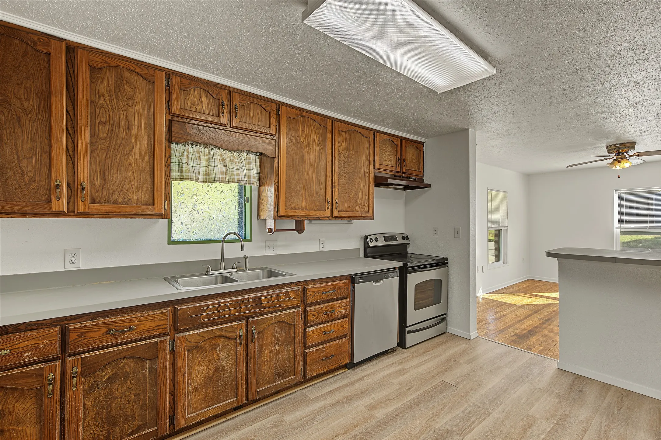 Single Family Residence For Sale in Parker County , 709 N Rusk Street, Weatherford, Texas 76086, 3 Bedroom, 2 Bathroom, Garage spaces, 1,036 Sqft, built in 1946, mls#21402075, Real Estate Agent in Weatherford, Homes For Sale in Parker county, Homes For Sale in Weatherford, Realtor in Weatherford Texas, Real Estate Brokerage Independent Realty Texas, Luminita Cordes Realtor