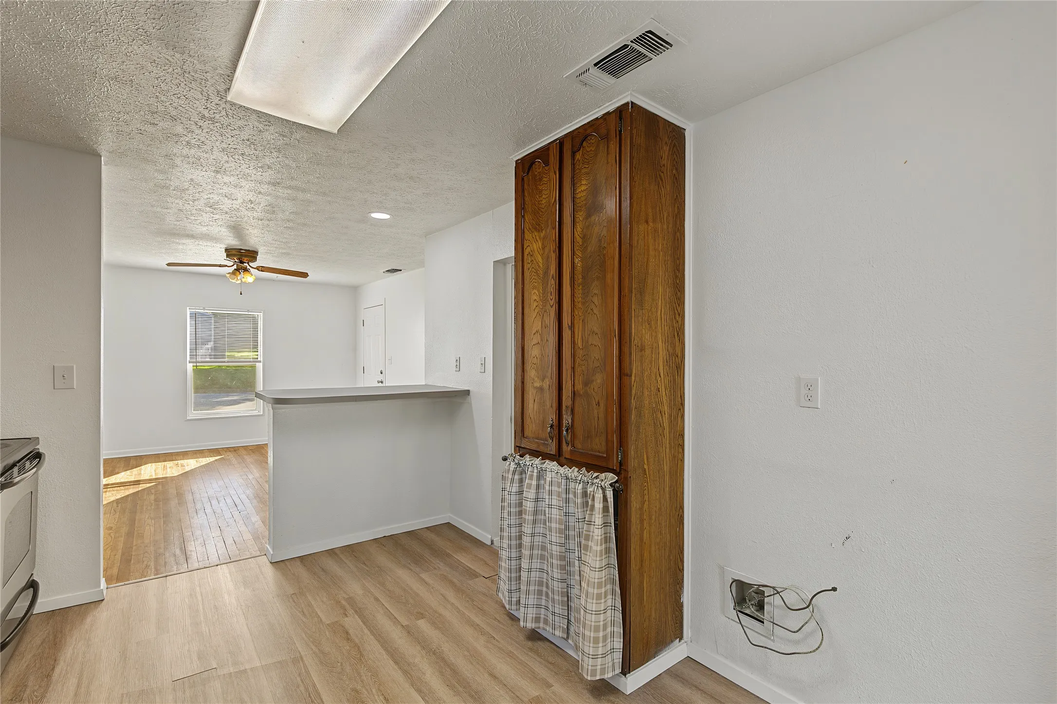 Single Family Residence For Sale in Parker County , 709 N Rusk Street, Weatherford, Texas 76086, 3 Bedroom, 2 Bathroom, Garage spaces, 1,036 Sqft, built in 1946, mls#21402075, Real Estate Agent in Weatherford, Homes For Sale in Parker county, Homes For Sale in Weatherford, Realtor in Weatherford Texas, Real Estate Brokerage Independent Realty Texas, Luminita Cordes Realtor