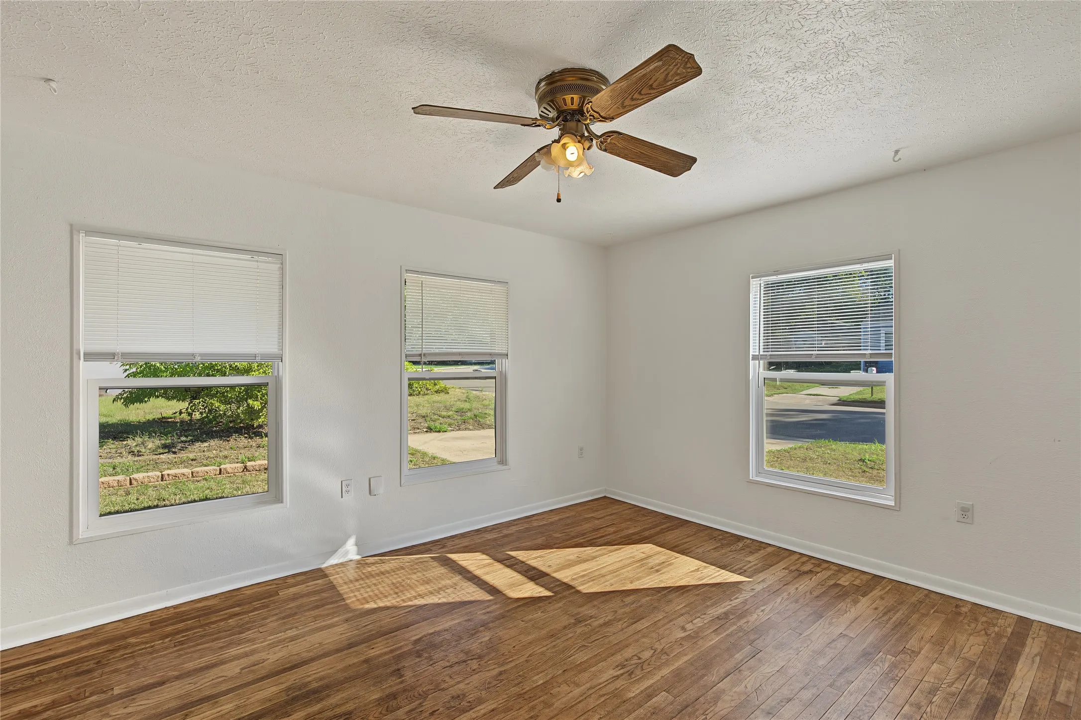 Single Family Residence For Sale in Parker County , 709 N Rusk Street, Weatherford, Texas 76086, 3 Bedroom, 2 Bathroom, Garage spaces, 1,036 Sqft, built in 1946, mls#21402075, Real Estate Agent in Weatherford, Homes For Sale in Parker county, Homes For Sale in Weatherford, Realtor in Weatherford Texas, Real Estate Brokerage Independent Realty Texas, Luminita Cordes Realtor