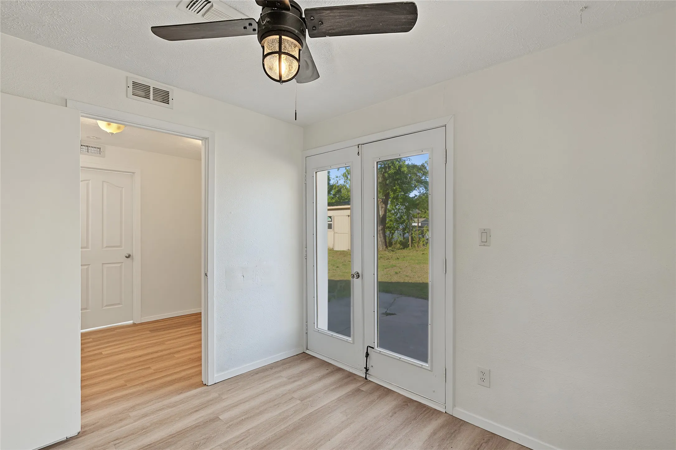 Single Family Residence For Sale in Parker County , 709 N Rusk Street, Weatherford, Texas 76086, 3 Bedroom, 2 Bathroom, Garage spaces, 1,036 Sqft, built in 1946, mls#21402075, Real Estate Agent in Weatherford, Homes For Sale in Parker county, Homes For Sale in Weatherford, Realtor in Weatherford Texas, Real Estate Brokerage Independent Realty Texas, Luminita Cordes Realtor