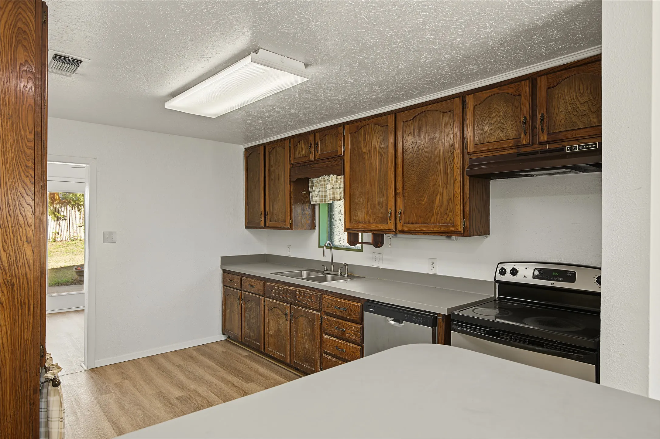 Single Family Residence For Sale in Parker County , 709 N Rusk Street, Weatherford, Texas 76086, 3 Bedroom, 2 Bathroom, Garage spaces, 1,036 Sqft, built in 1946, mls#21402075, Real Estate Agent in Weatherford, Homes For Sale in Parker county, Homes For Sale in Weatherford, Realtor in Weatherford Texas, Real Estate Brokerage Independent Realty Texas, Luminita Cordes Realtor