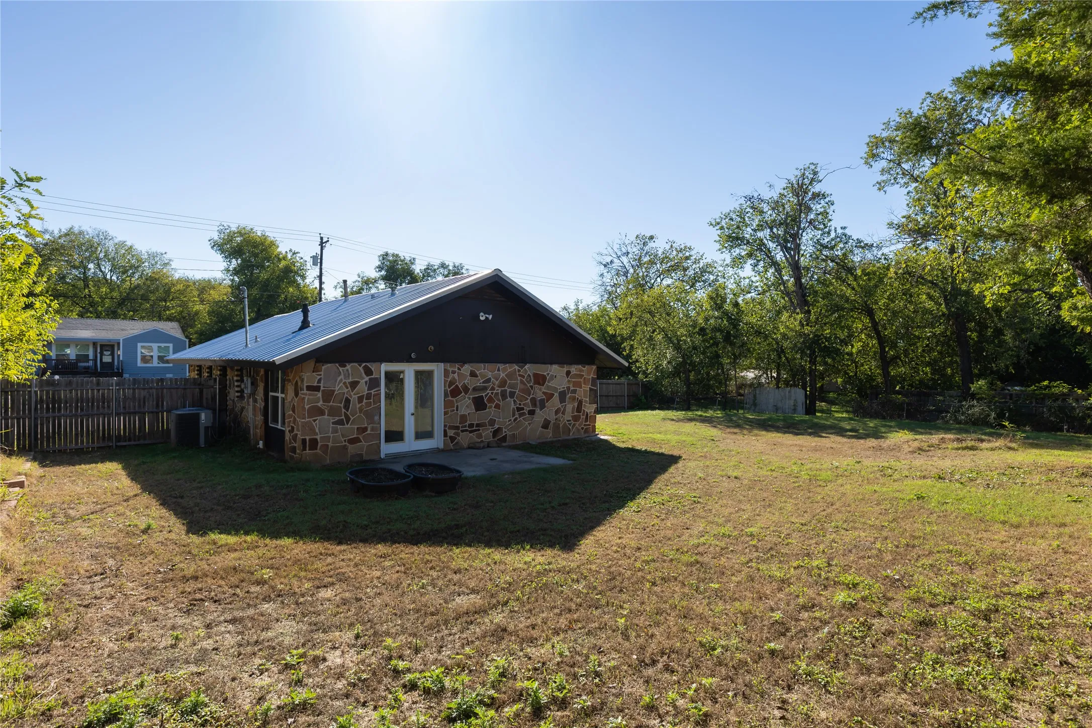 Single Family Residence For Sale in Parker County , 709 N Rusk Street, Weatherford, Texas 76086, 3 Bedroom, 2 Bathroom, Garage spaces, 1,036 Sqft, built in 1946, mls#21402075, Real Estate Agent in Weatherford, Homes For Sale in Parker county, Homes For Sale in Weatherford, Realtor in Weatherford Texas, Real Estate Brokerage Independent Realty Texas, Luminita Cordes Realtor