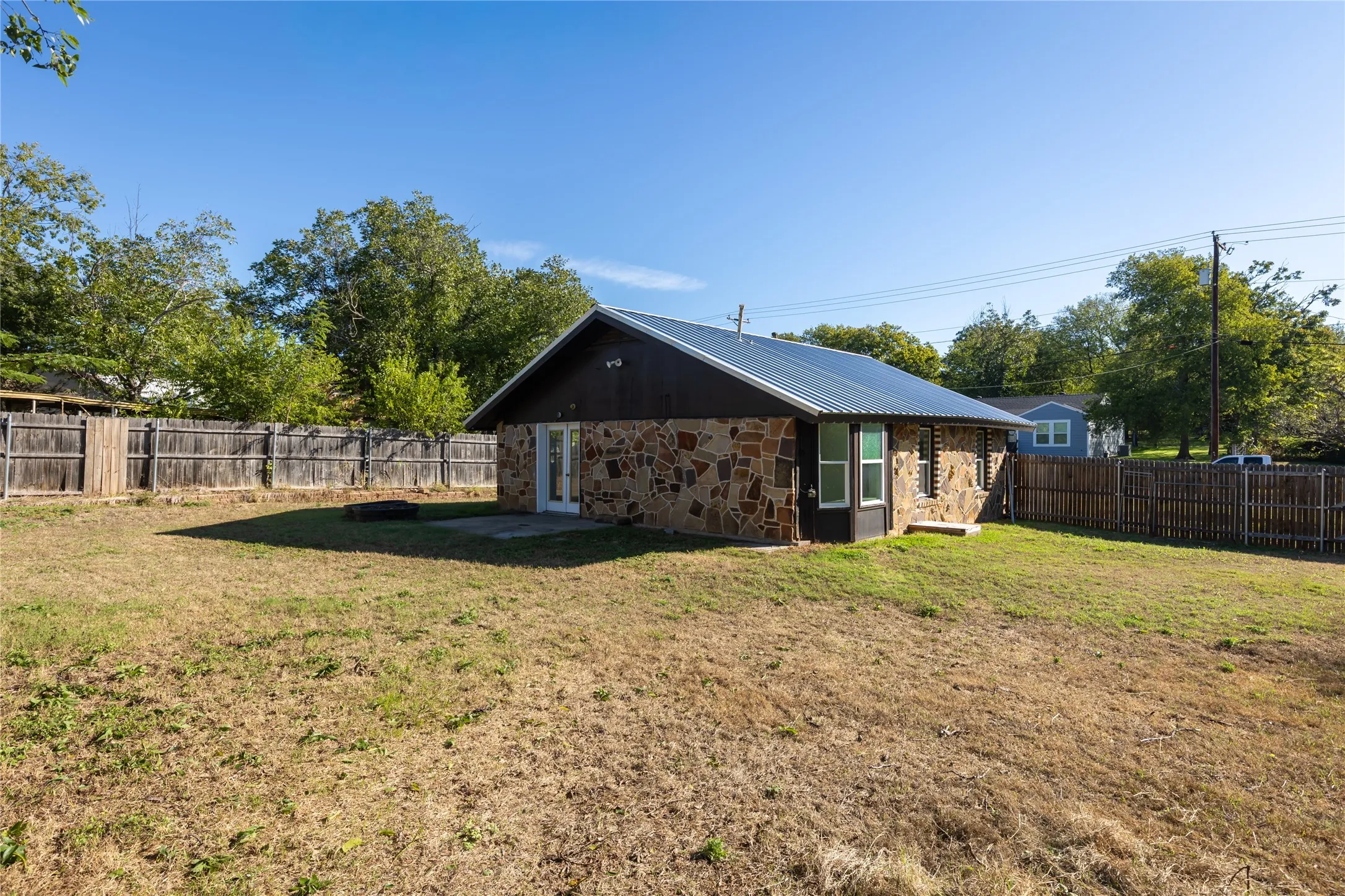 Single Family Residence For Sale in Parker County , 709 N Rusk Street, Weatherford, Texas 76086, 3 Bedroom, 2 Bathroom, Garage spaces, 1,036 Sqft, built in 1946, mls#21402075, Real Estate Agent in Weatherford, Homes For Sale in Parker county, Homes For Sale in Weatherford, Realtor in Weatherford Texas, Real Estate Brokerage Independent Realty Texas, Luminita Cordes Realtor