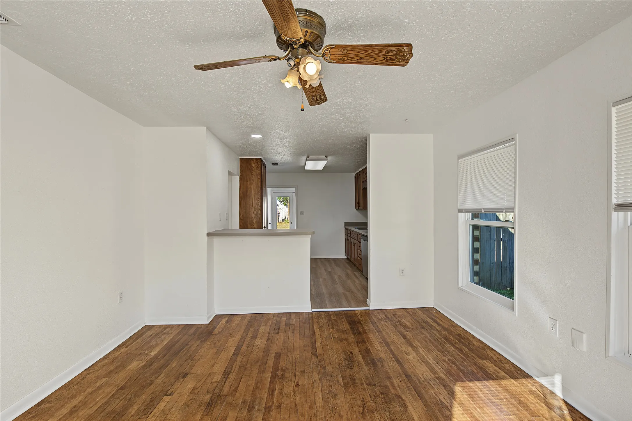 Single Family Residence For Sale in Parker County , 709 N Rusk Street, Weatherford, Texas 76086, 3 Bedroom, 2 Bathroom, Garage spaces, 1,036 Sqft, built in 1946, mls#21402075, Real Estate Agent in Weatherford, Homes For Sale in Parker county, Homes For Sale in Weatherford, Realtor in Weatherford Texas, Real Estate Brokerage Independent Realty Texas, Luminita Cordes Realtor