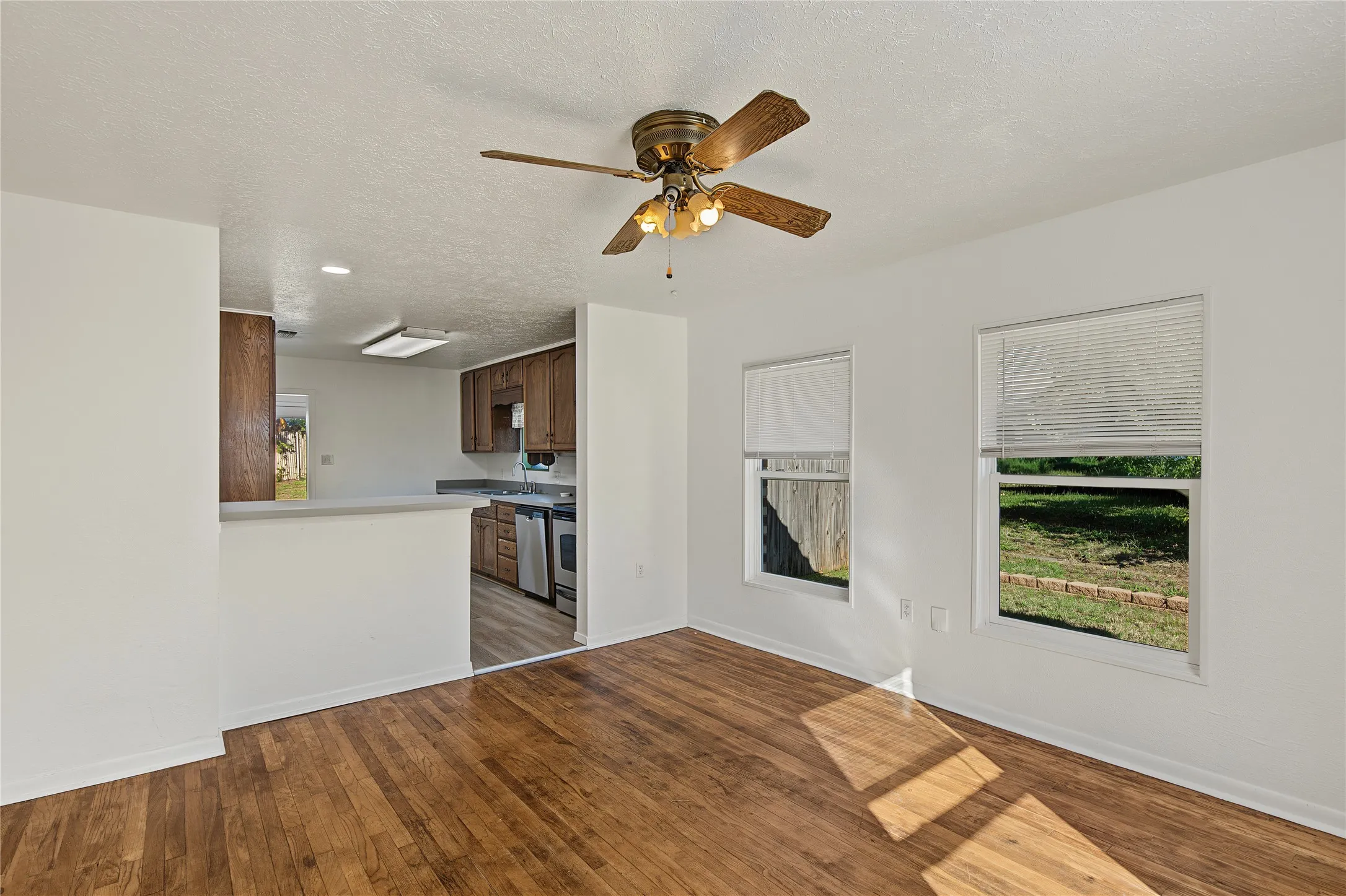 Single Family Residence For Sale in Parker County , 709 N Rusk Street, Weatherford, Texas 76086, 3 Bedroom, 2 Bathroom, Garage spaces, 1,036 Sqft, built in 1946, mls#21402075, Real Estate Agent in Weatherford, Homes For Sale in Parker county, Homes For Sale in Weatherford, Realtor in Weatherford Texas, Real Estate Brokerage Independent Realty Texas, Luminita Cordes Realtor