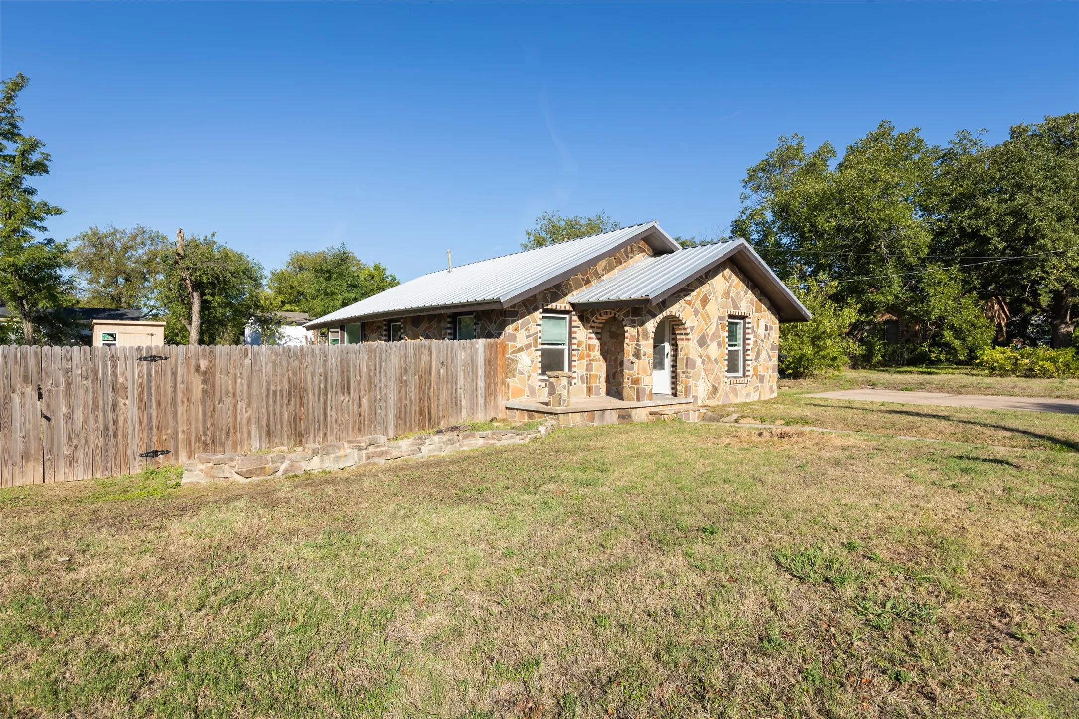 Single Family Residence For Sale in Parker County , 709 N Rusk Street, Weatherford, Texas 76086, 3 Bedroom, 2 Bathroom, Garage spaces, 1,036 Sqft, built in 1946, mls#21402075, Real Estate Agent in Weatherford, Homes For Sale in Parker county, Homes For Sale in Weatherford, Realtor in Weatherford Texas, Real Estate Brokerage Independent Realty Texas, Luminita Cordes Realtor