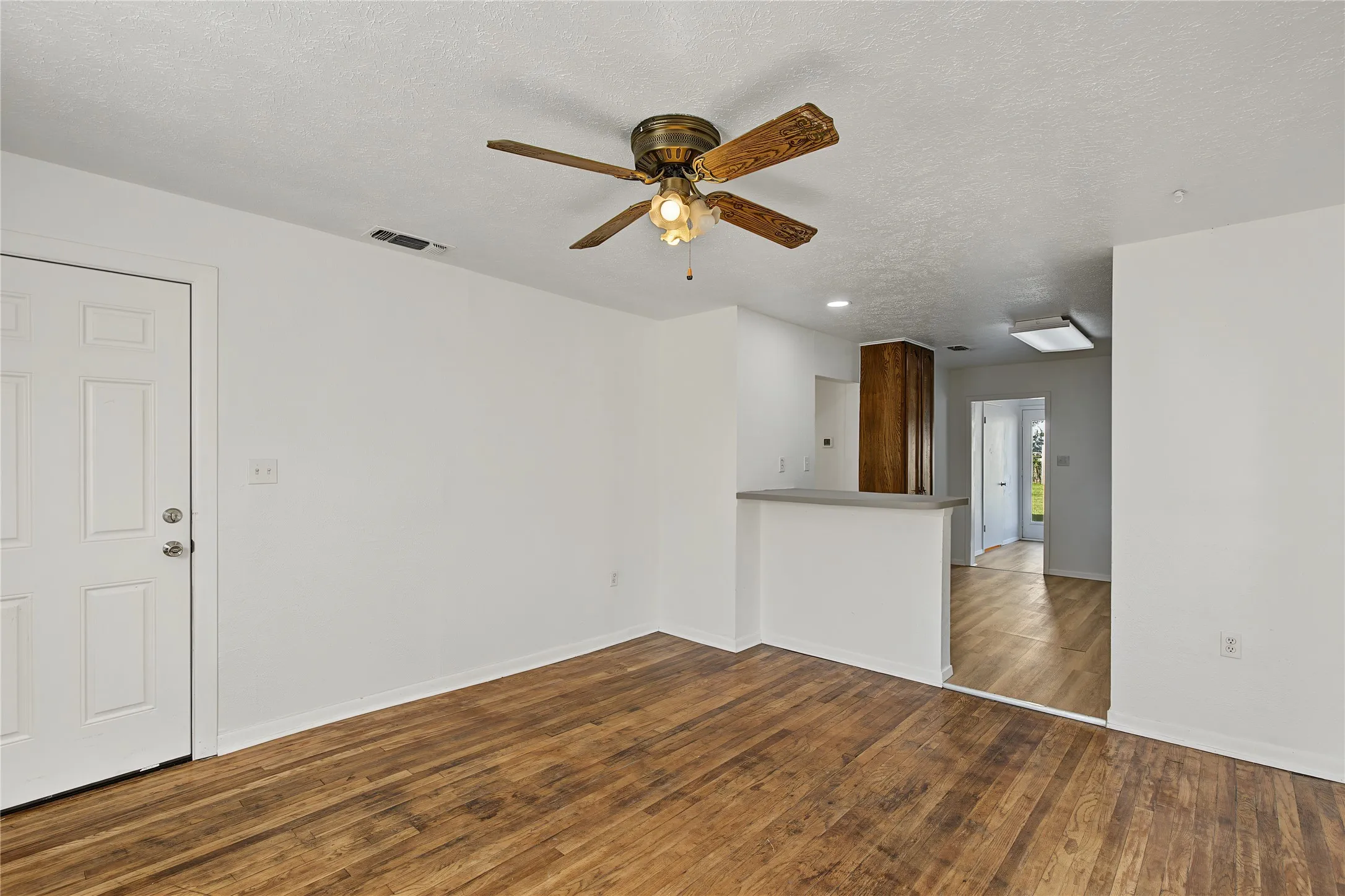 Single Family Residence For Sale in Parker County , 709 N Rusk Street, Weatherford, Texas 76086, 3 Bedroom, 2 Bathroom, Garage spaces, 1,036 Sqft, built in 1946, mls#21402075, Real Estate Agent in Weatherford, Homes For Sale in Parker county, Homes For Sale in Weatherford, Realtor in Weatherford Texas, Real Estate Brokerage Independent Realty Texas, Luminita Cordes Realtor