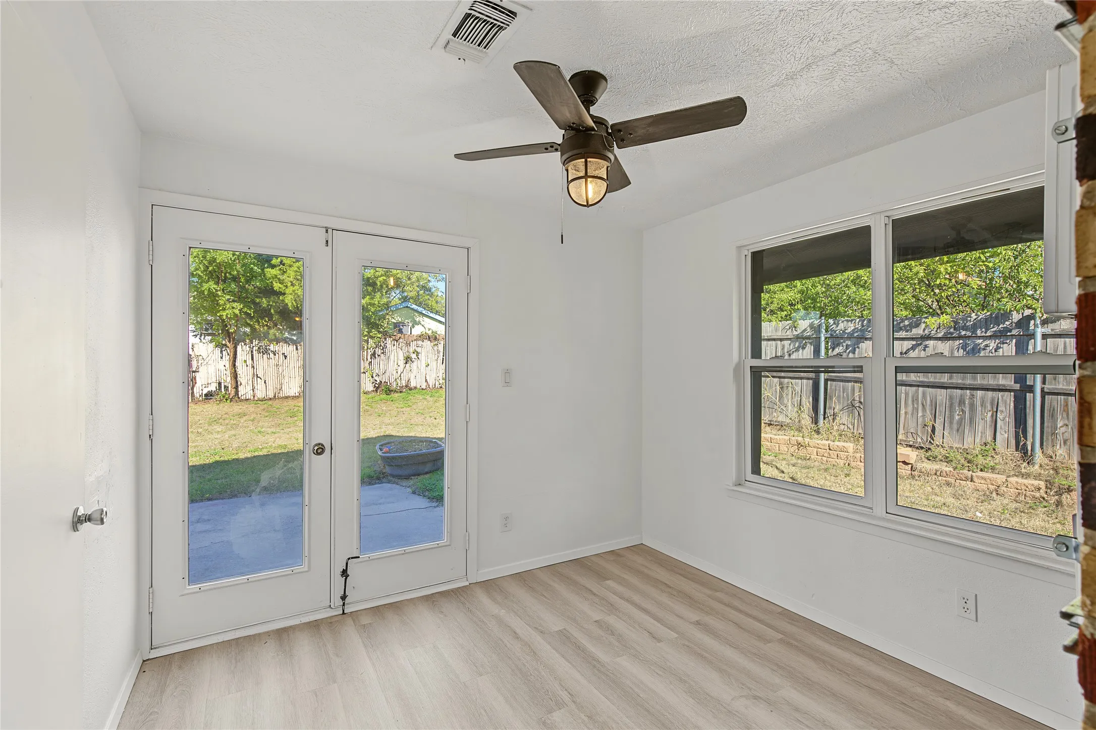 Single Family Residence For Sale in Parker County , 709 N Rusk Street, Weatherford, Texas 76086, 3 Bedroom, 2 Bathroom, Garage spaces, 1,036 Sqft, built in 1946, mls#21402075, Real Estate Agent in Weatherford, Homes For Sale in Parker county, Homes For Sale in Weatherford, Realtor in Weatherford Texas, Real Estate Brokerage Independent Realty Texas, Luminita Cordes Realtor