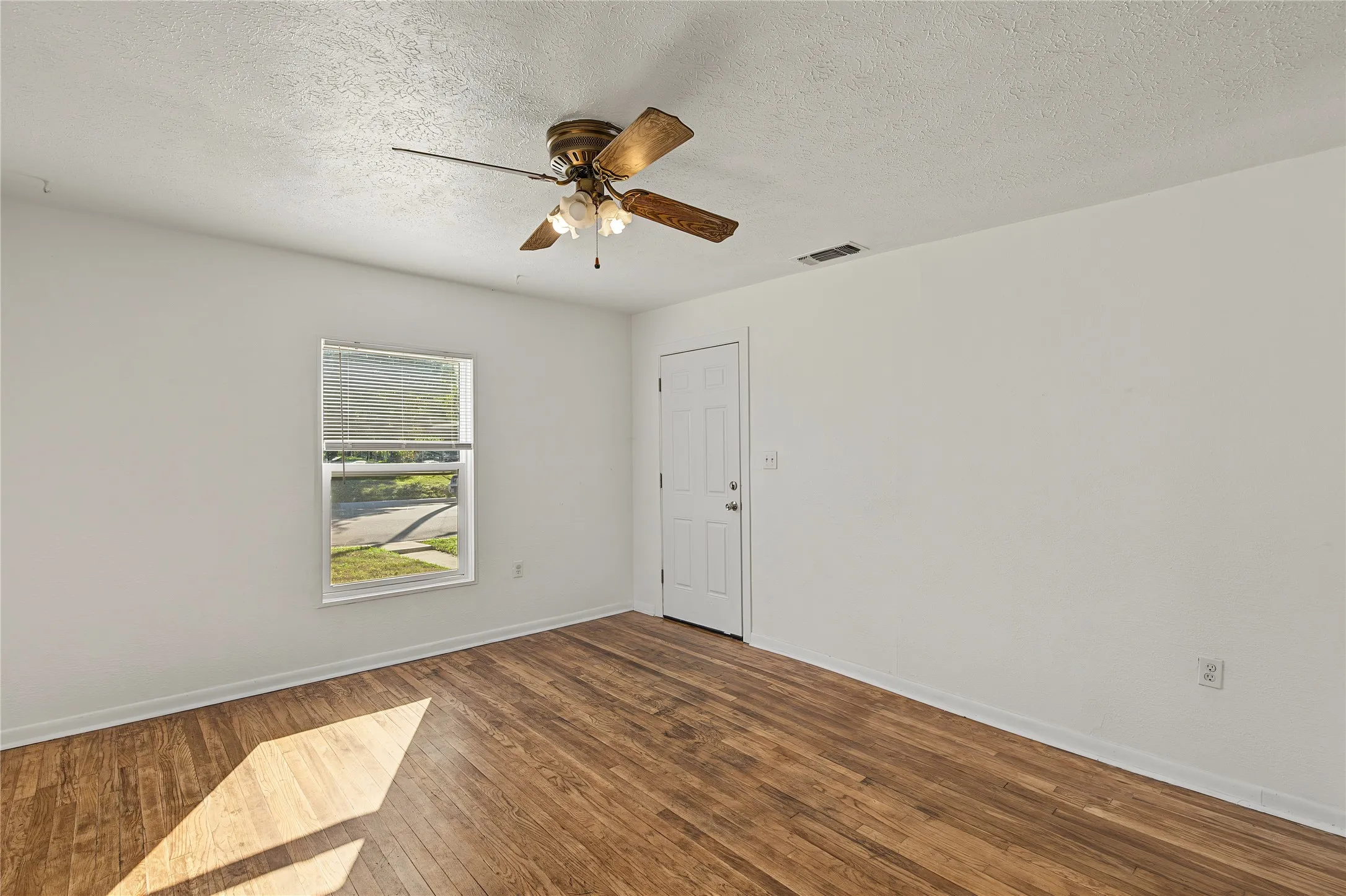 Single Family Residence For Sale in Parker County , 709 N Rusk Street, Weatherford, Texas 76086, 3 Bedroom, 2 Bathroom, Garage spaces, 1,036 Sqft, built in 1946, mls#21402075, Real Estate Agent in Weatherford, Homes For Sale in Parker county, Homes For Sale in Weatherford, Realtor in Weatherford Texas, Real Estate Brokerage Independent Realty Texas, Luminita Cordes Realtor
