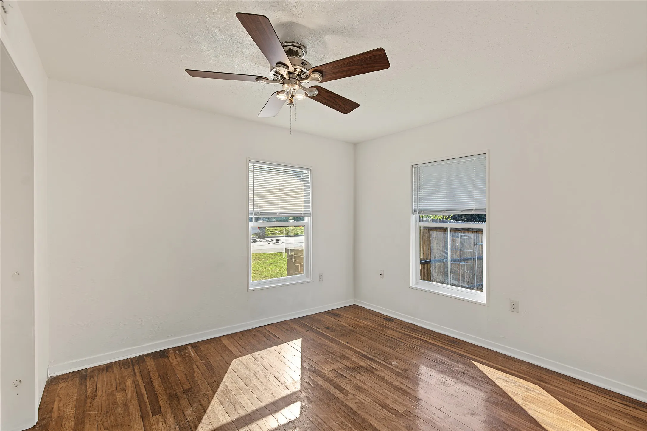 Single Family Residence For Sale in Parker County , 709 N Rusk Street, Weatherford, Texas 76086, 3 Bedroom, 2 Bathroom, Garage spaces, 1,036 Sqft, built in 1946, mls#21402075, Real Estate Agent in Weatherford, Homes For Sale in Parker county, Homes For Sale in Weatherford, Realtor in Weatherford Texas, Real Estate Brokerage Independent Realty Texas, Luminita Cordes Realtor