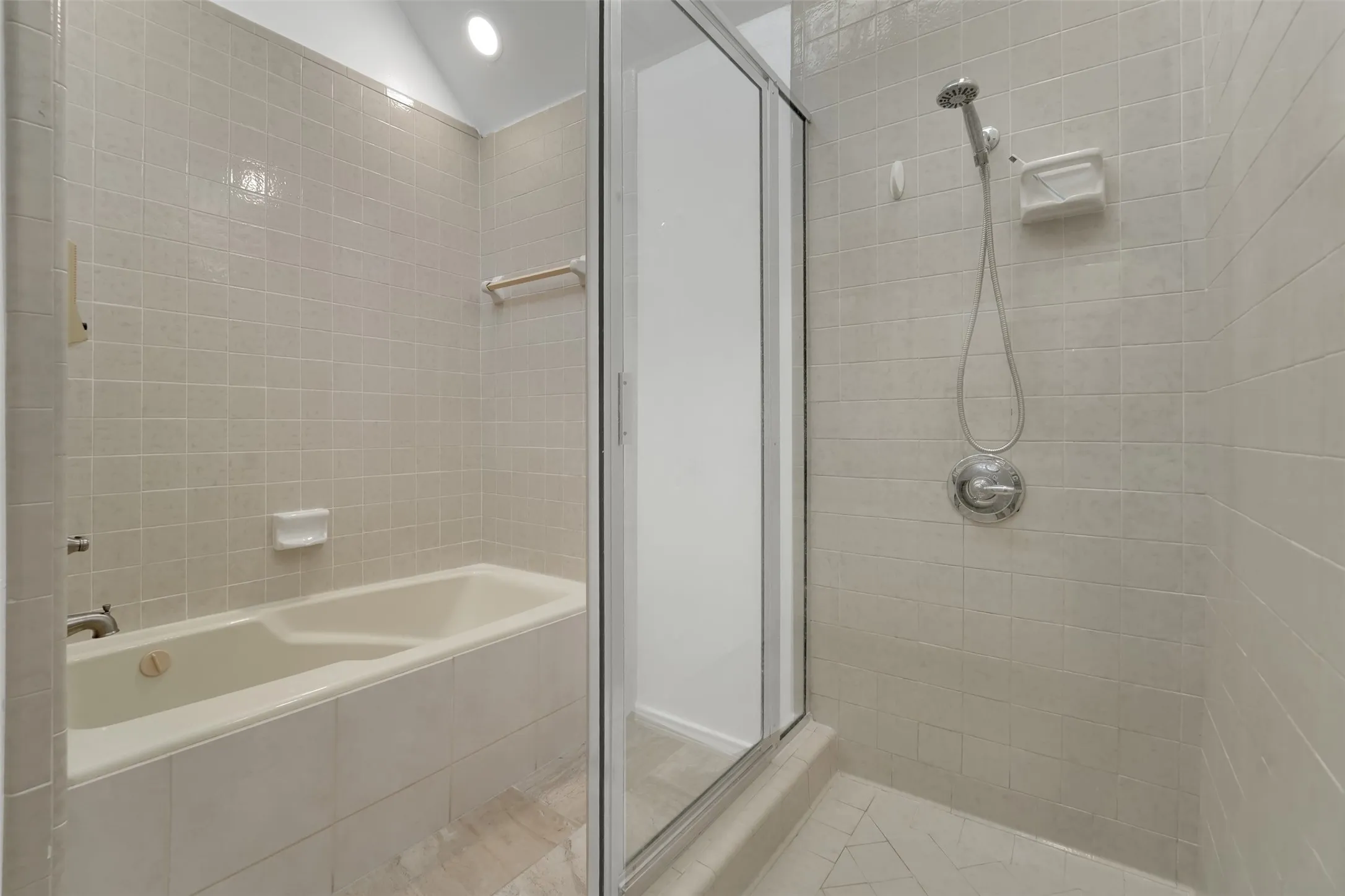 Single Family Residence For Rent in Dallas County , 3021 Waterfront Circle, Garland, Texas 75042, 2 Bedroom, 2 Bathroom, 2 Garage spaces, 1,295 Sqft, built in 1983, mls#21406247, Real Estate Agent in Garland, Homes For Rent in Dallas county, Homes For Rent in Garland, Realtor in Garland Texas, Real Estate Brokerage Independent Realty Texas, Luminita Cordes Realtor