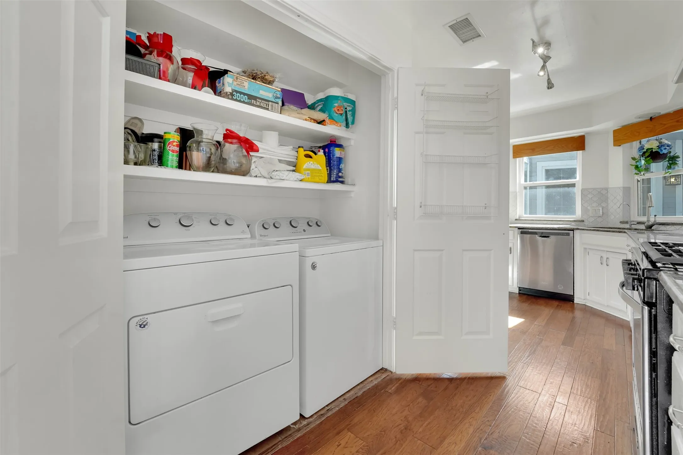 Single Family Residence For Rent in Dallas County , 3021 Waterfront Circle, Garland, Texas 75042, 2 Bedroom, 2 Bathroom, 2 Garage spaces, 1,295 Sqft, built in 1983, mls#21406247, Real Estate Agent in Garland, Homes For Rent in Dallas county, Homes For Rent in Garland, Realtor in Garland Texas, Real Estate Brokerage Independent Realty Texas, Luminita Cordes Realtor
