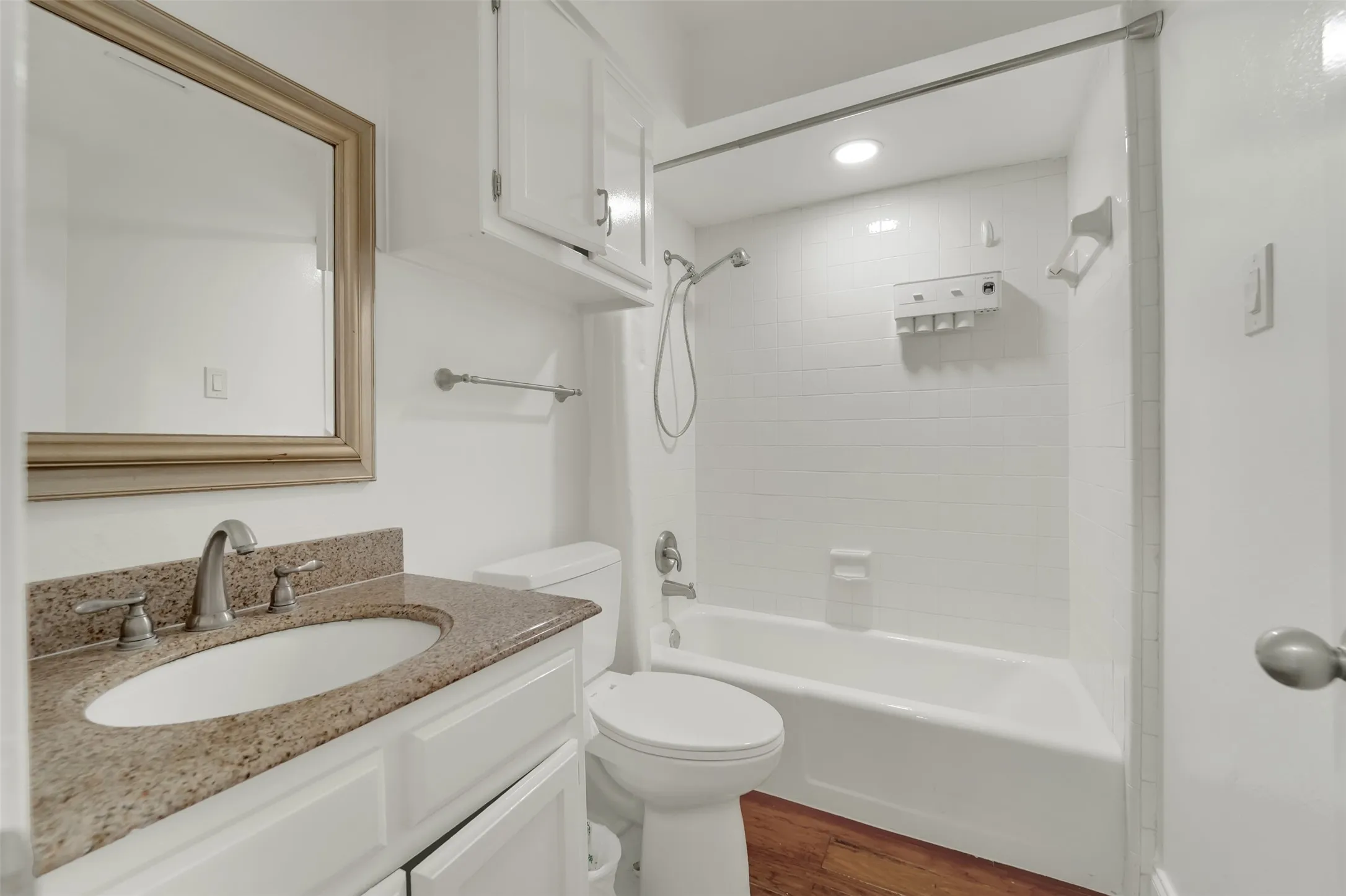 Single Family Residence For Rent in Dallas County , 3021 Waterfront Circle, Garland, Texas 75042, 2 Bedroom, 2 Bathroom, 2 Garage spaces, 1,295 Sqft, built in 1983, mls#21406247, Real Estate Agent in Garland, Homes For Rent in Dallas county, Homes For Rent in Garland, Realtor in Garland Texas, Real Estate Brokerage Independent Realty Texas, Luminita Cordes Realtor