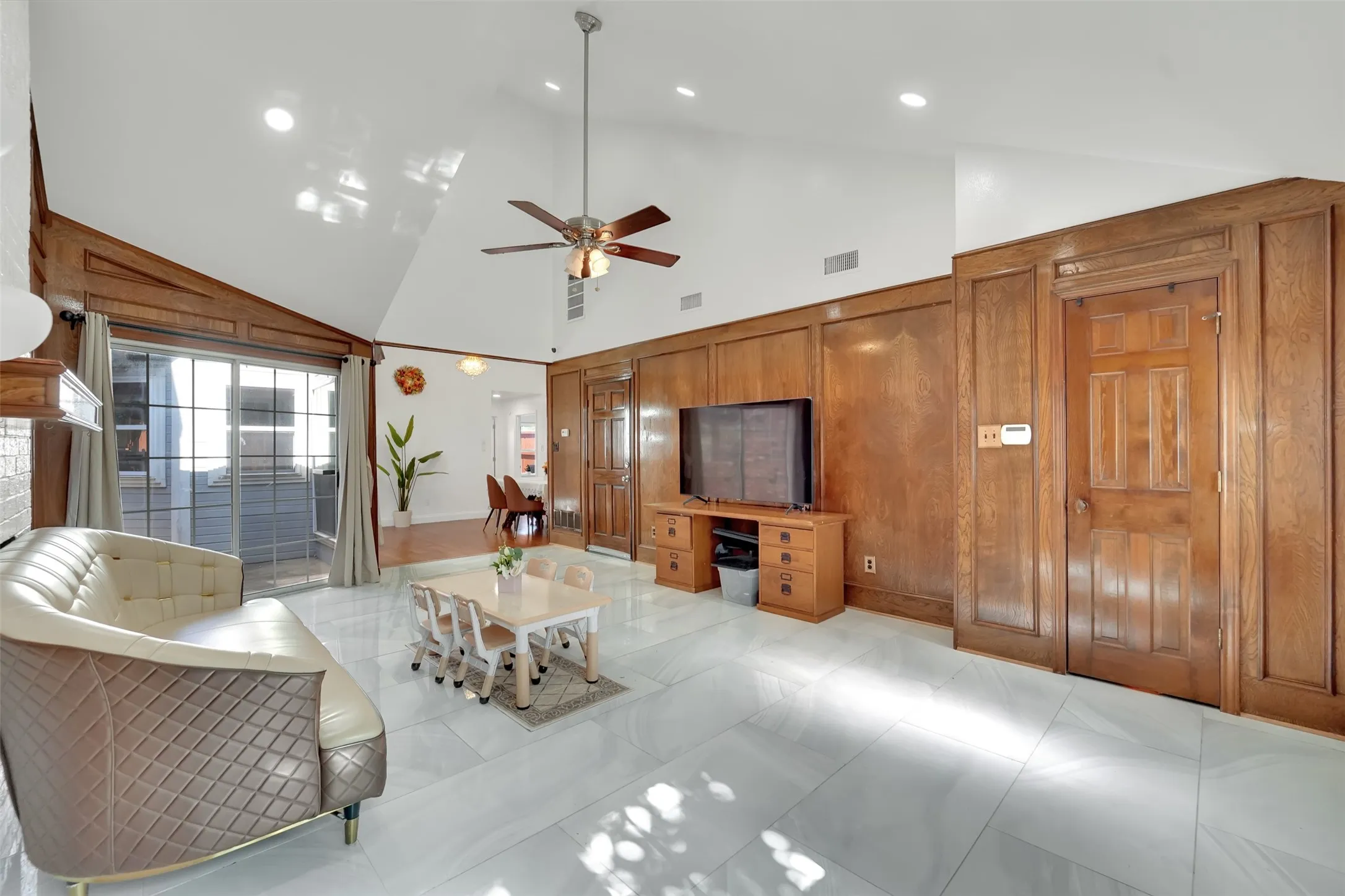 Single Family Residence For Rent in Dallas County , 3021 Waterfront Circle, Garland, Texas 75042, 2 Bedroom, 2 Bathroom, 2 Garage spaces, 1,295 Sqft, built in 1983, mls#21406247, Real Estate Agent in Garland, Homes For Rent in Dallas county, Homes For Rent in Garland, Realtor in Garland Texas, Real Estate Brokerage Independent Realty Texas, Luminita Cordes Realtor