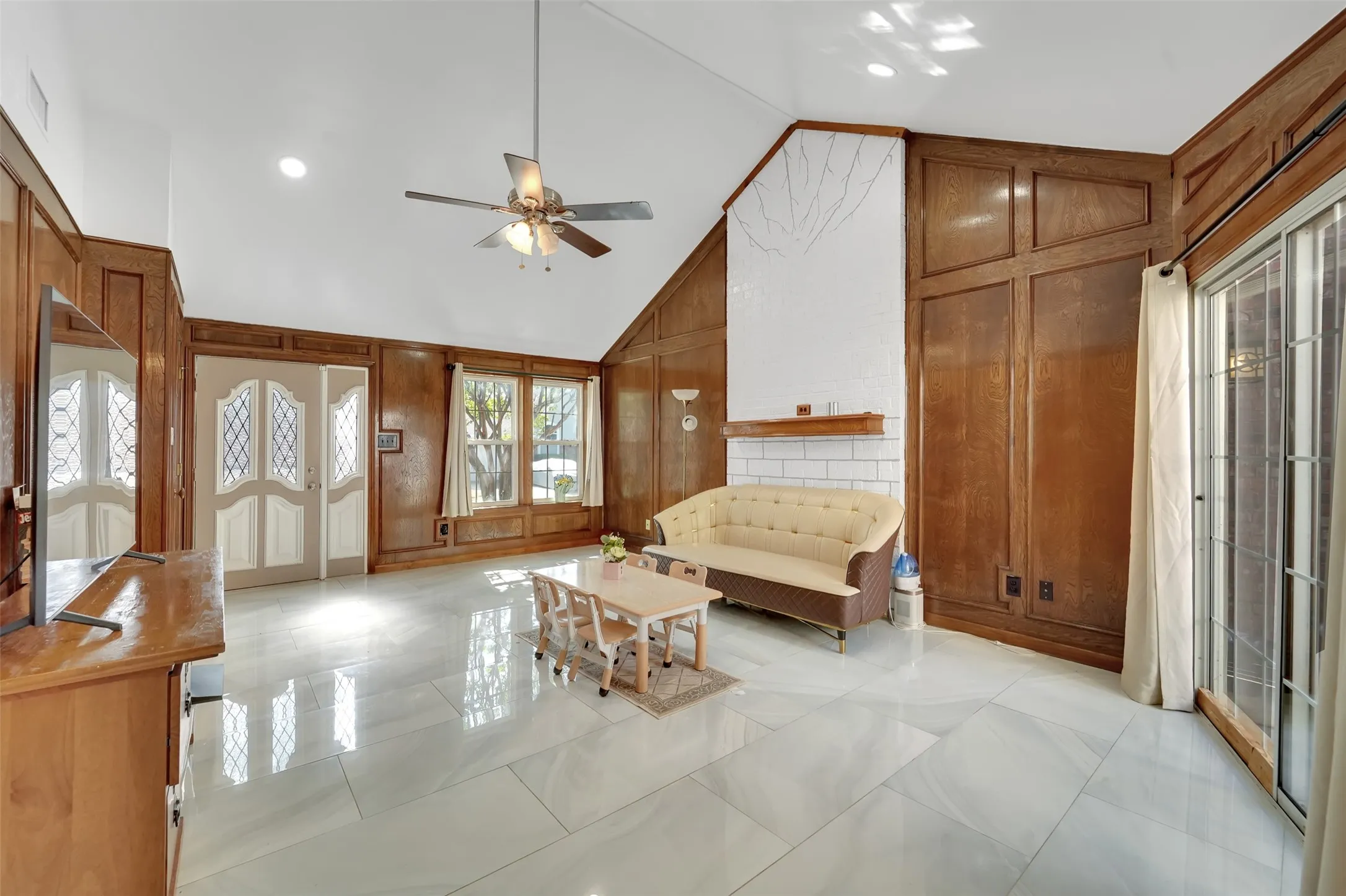 Single Family Residence For Rent in Dallas County , 3021 Waterfront Circle, Garland, Texas 75042, 2 Bedroom, 2 Bathroom, 2 Garage spaces, 1,295 Sqft, built in 1983, mls#21406247, Real Estate Agent in Garland, Homes For Rent in Dallas county, Homes For Rent in Garland, Realtor in Garland Texas, Real Estate Brokerage Independent Realty Texas, Luminita Cordes Realtor