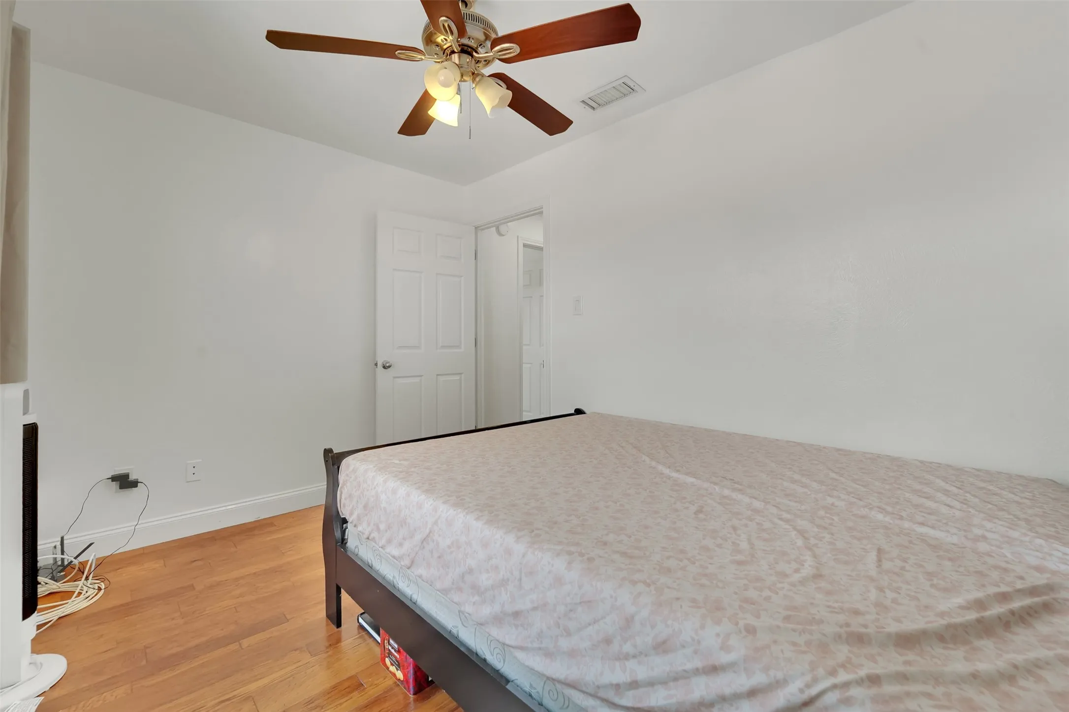 Single Family Residence For Rent in Dallas County , 3021 Waterfront Circle, Garland, Texas 75042, 2 Bedroom, 2 Bathroom, 2 Garage spaces, 1,295 Sqft, built in 1983, mls#21406247, Real Estate Agent in Garland, Homes For Rent in Dallas county, Homes For Rent in Garland, Realtor in Garland Texas, Real Estate Brokerage Independent Realty Texas, Luminita Cordes Realtor